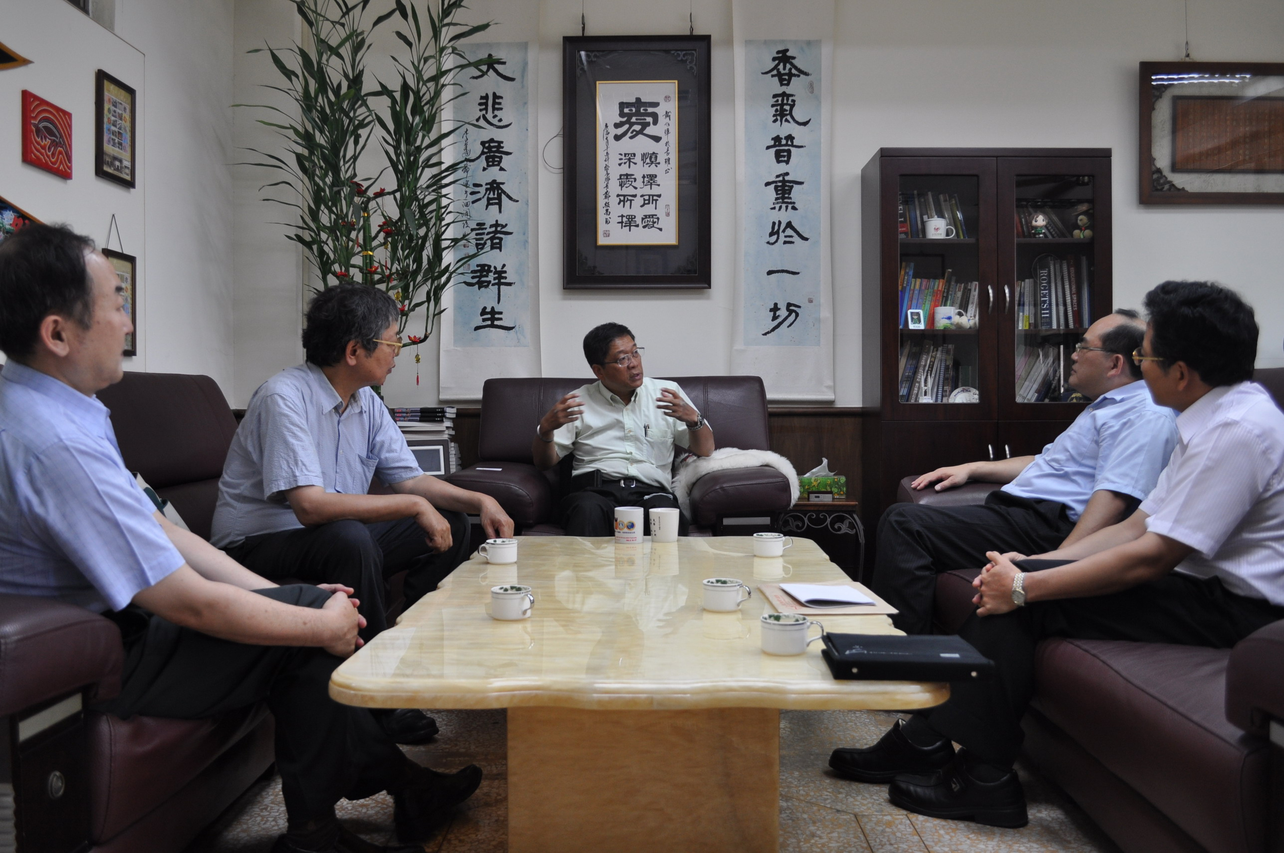 張鴻銘館長(右二)由林明洲組長(右一)等同仁陪同至臺中女中拜會戴旭璋校長(中)