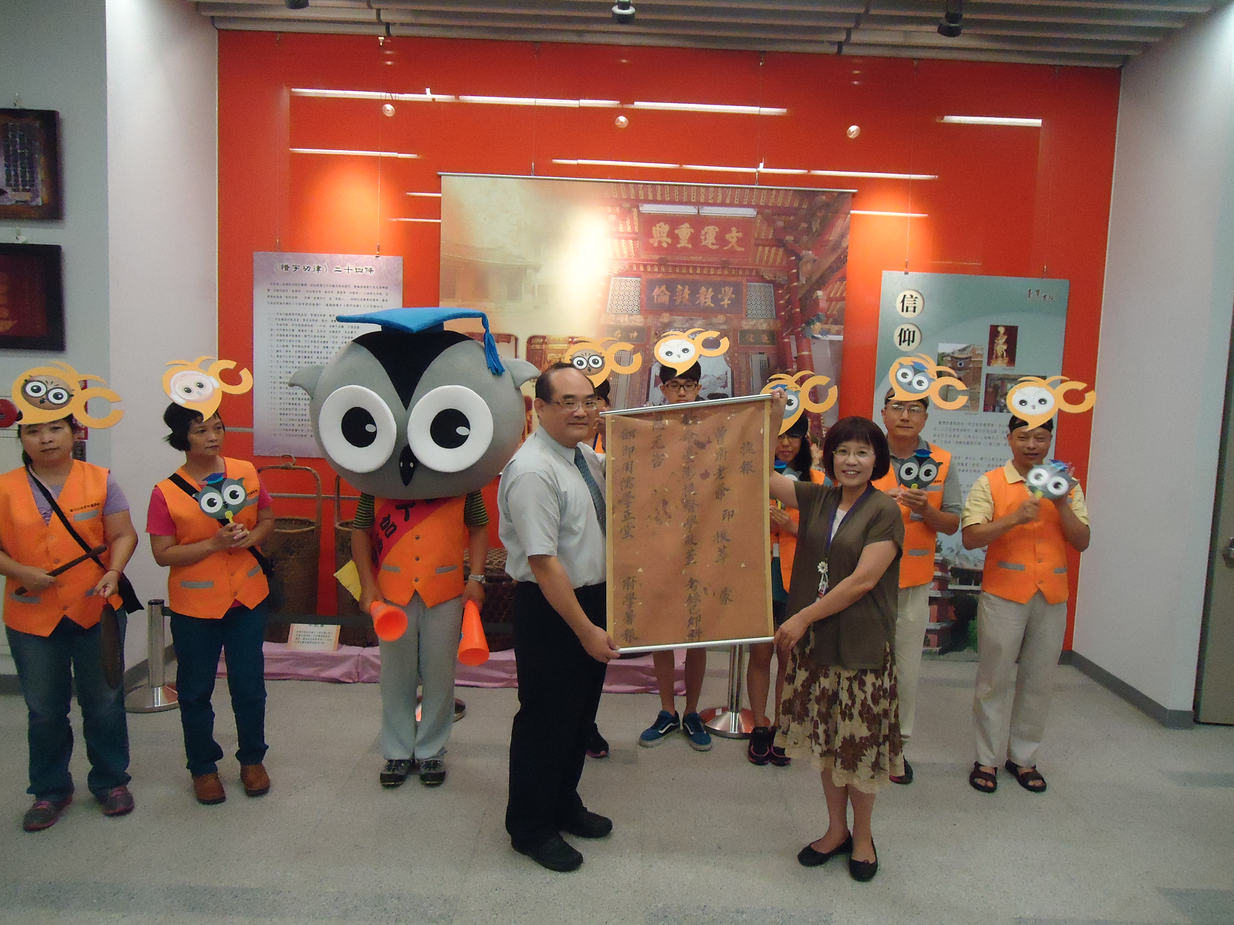 本館張鴻銘館長與國資圖劉採琼副館長以科舉捷報方式宣布開展