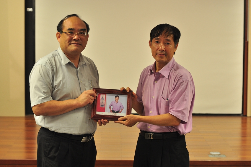 張鴻銘館長（左）致贈演講紀念照予莊淇銘老師（右）