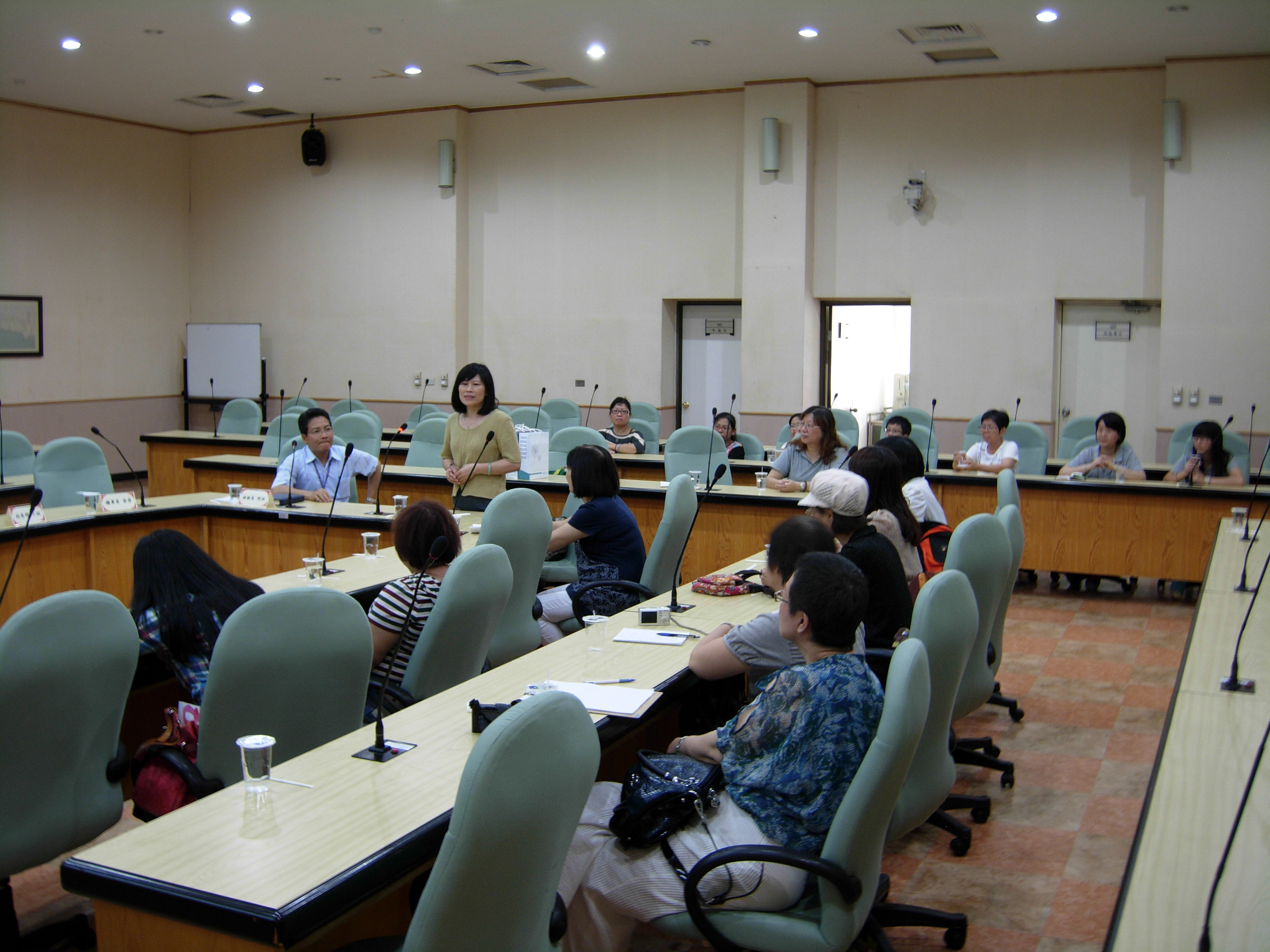 本館整理組林明洲組長與參訪人員進行意見交流