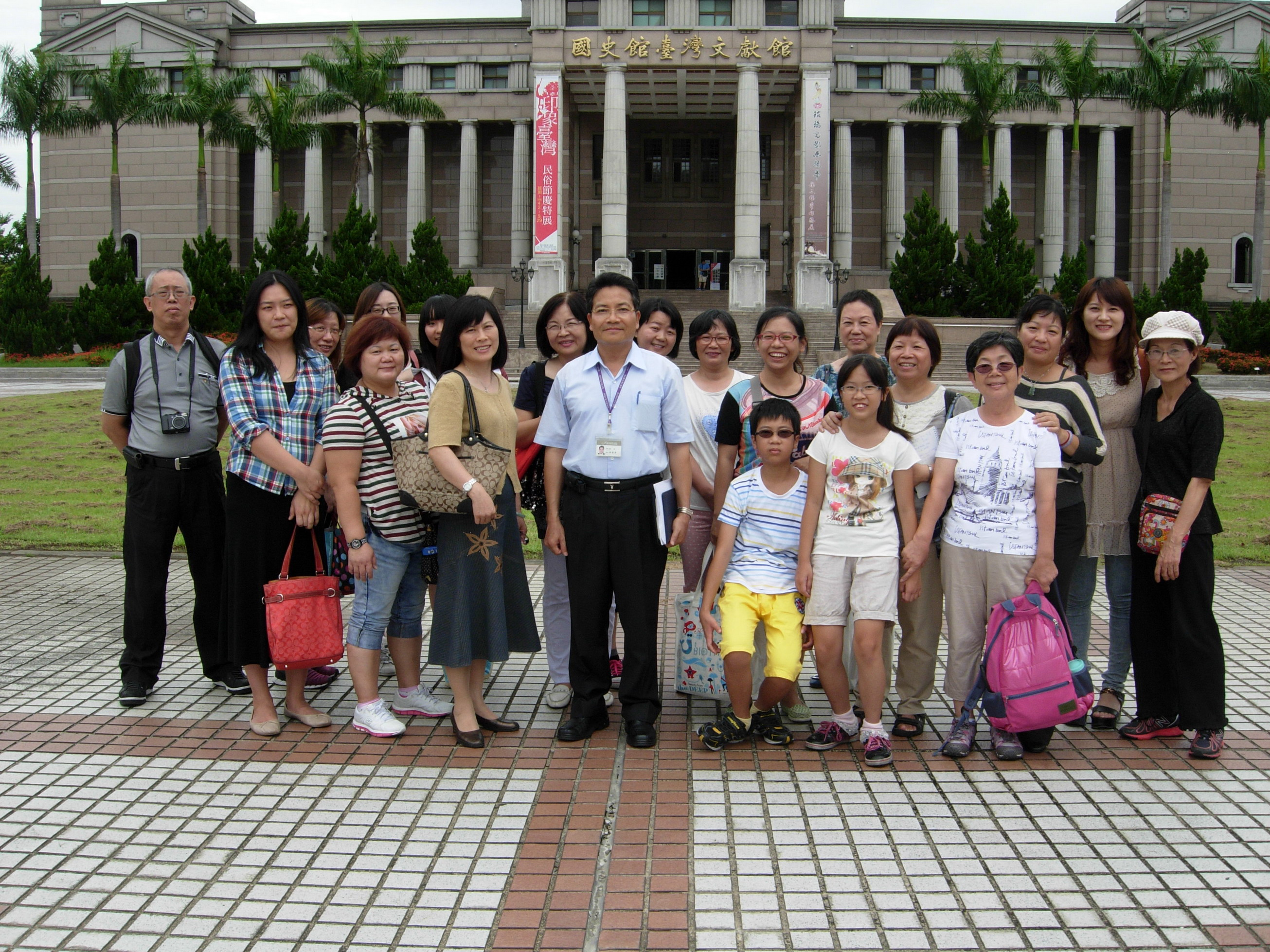 本館整理組林明洲組長(第一排左5)與板橋地政事務所參訪團合影