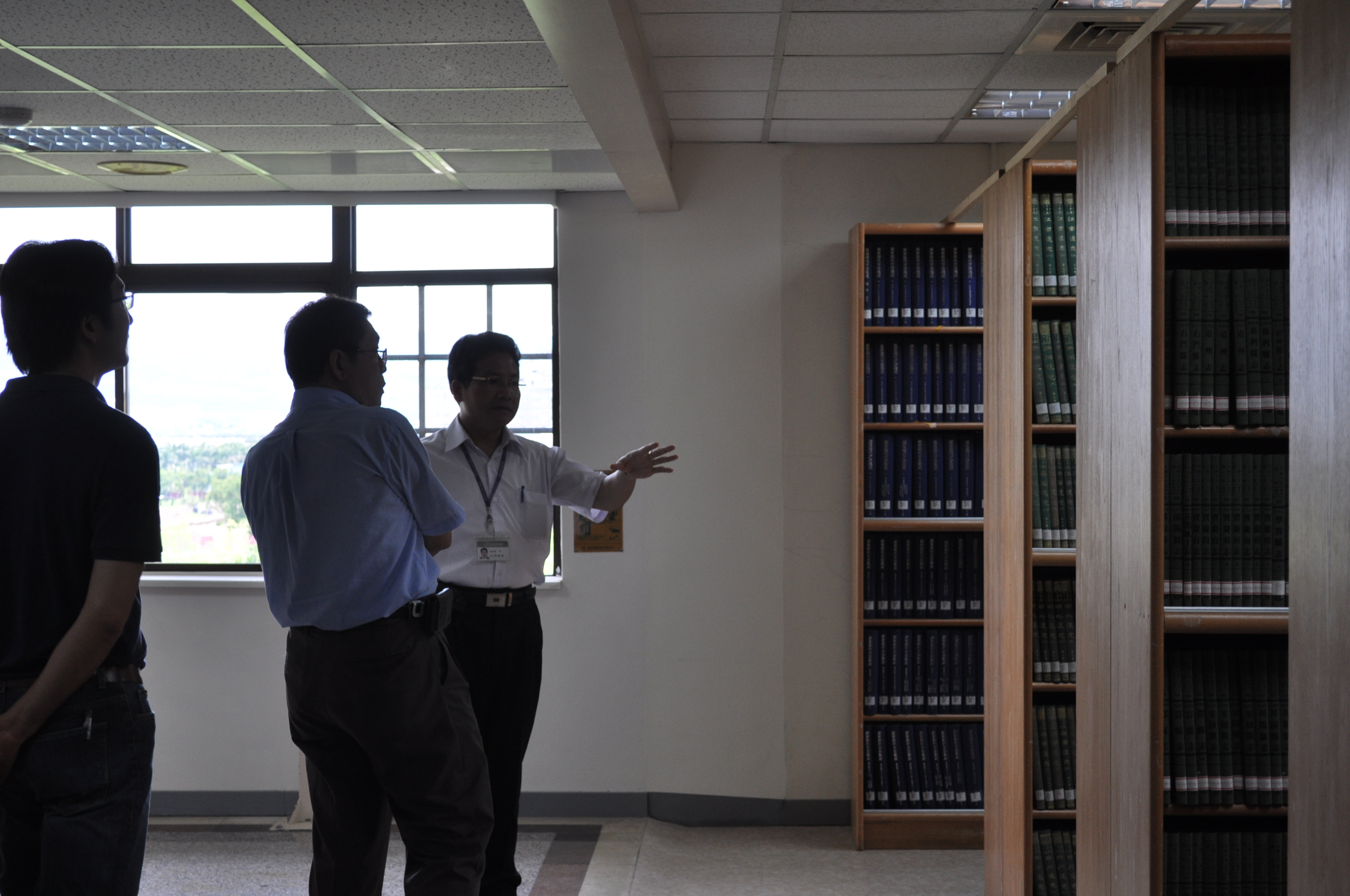 國立臺中女中戴旭璋校長(中)偕同主管參觀圖書室，本館整理組林明洲組長進行導覽(右一)