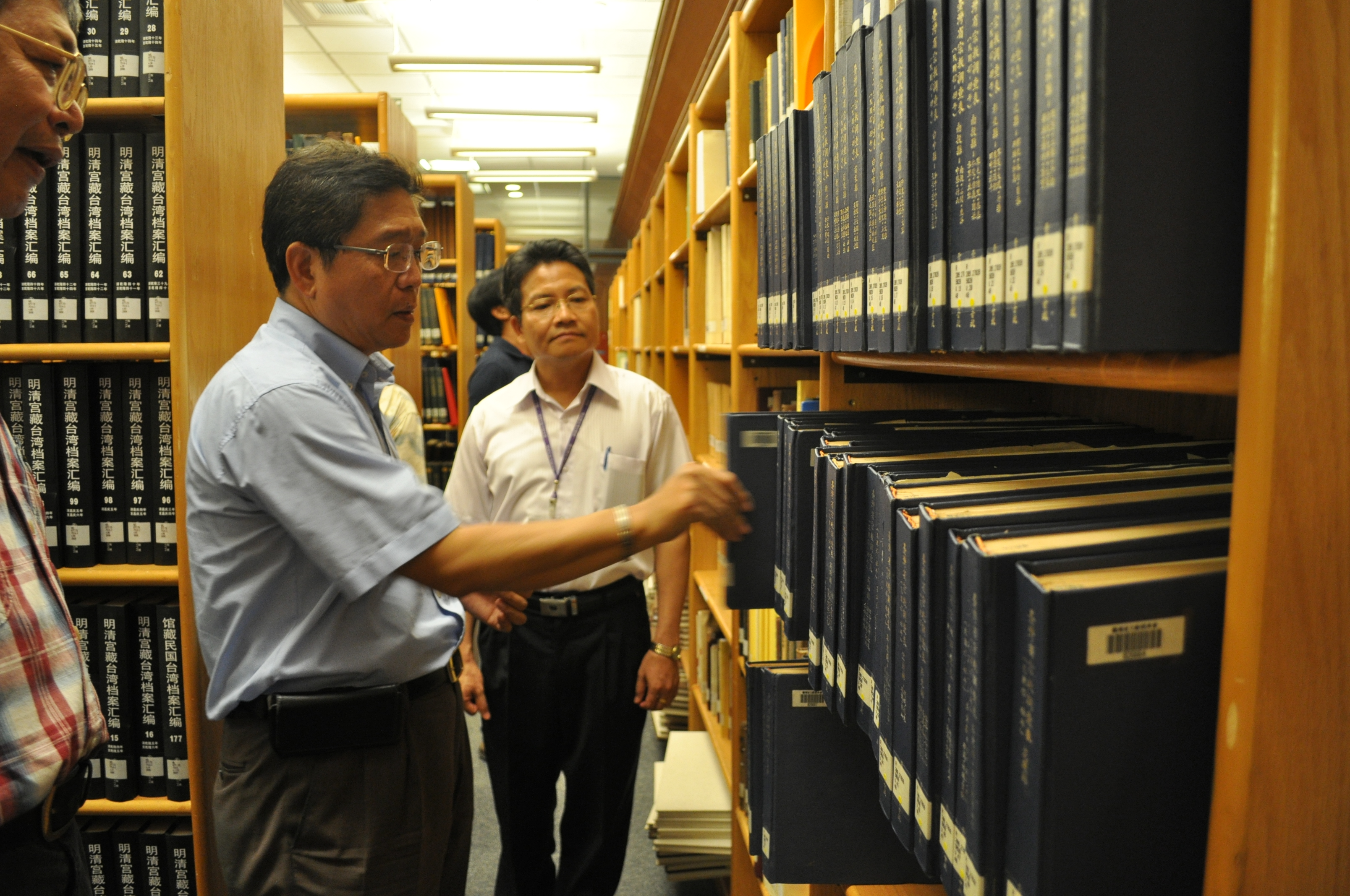 國立臺中女中戴旭璋校長(中)偕同主管參觀圖書室，本館整理組林明洲組長進行導覽(右一)