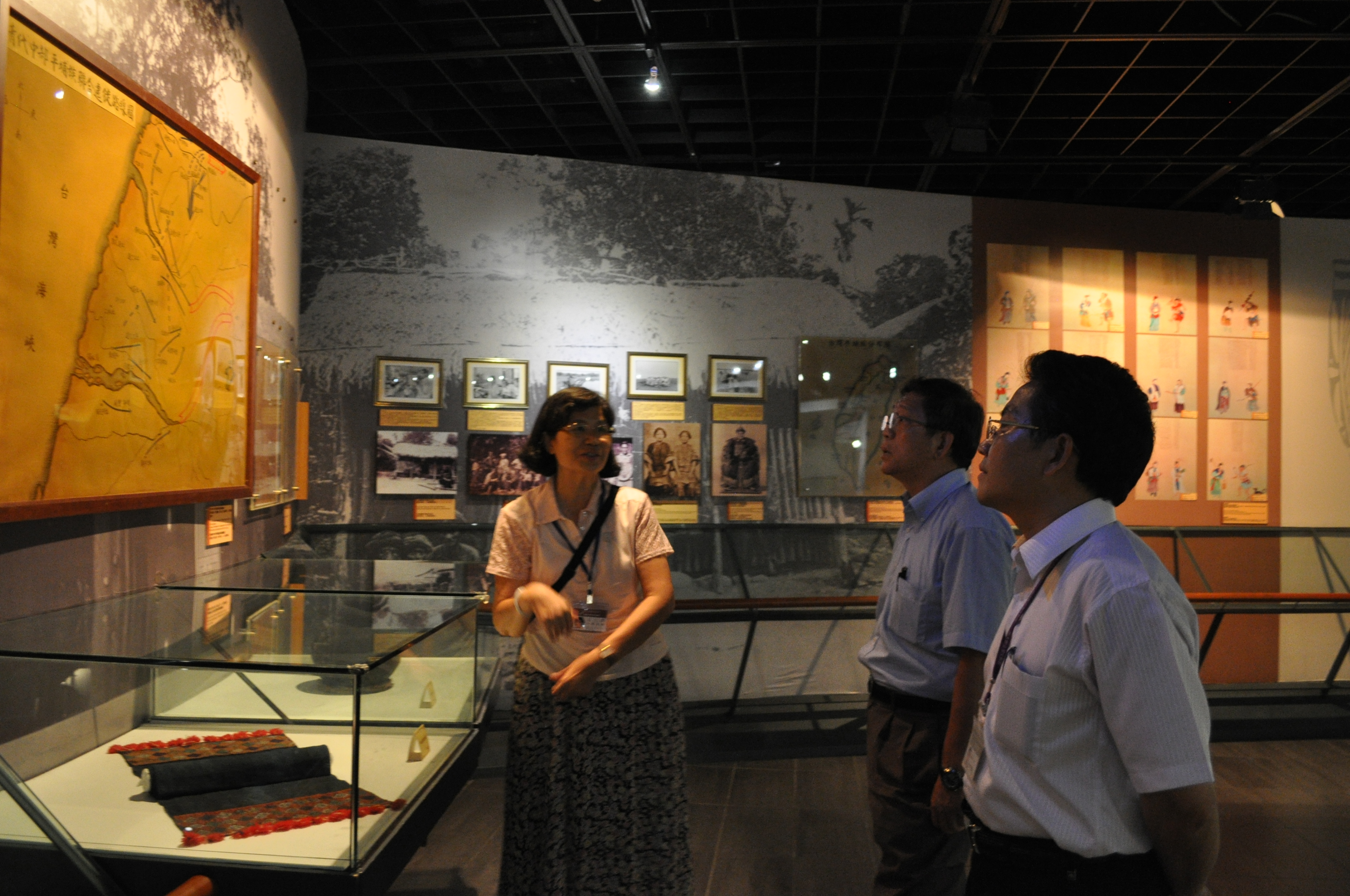 本館志工導覽人員向整理組林明洲組長(右一)及國立臺中女中戴旭璋校長(中)等人解說臺灣平埔族分佈圖內容