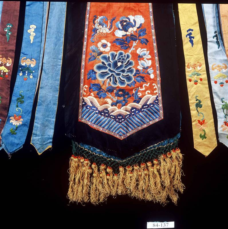 圖5：裙門繡有「玉堂富貴」四種吉祥花卉的劍帶裙(本館 藏)