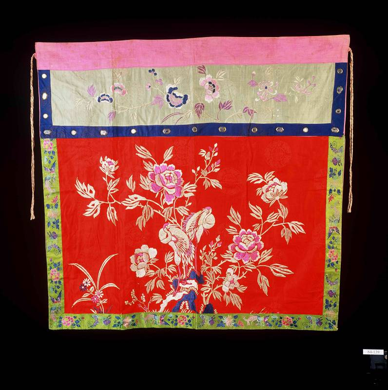 圖6：繡有仙鶴牡丹芙蓉的桌裙(本館 藏)