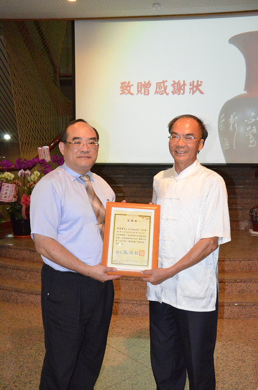 圖10：本館張鴻銘館長（左）致贈感謝狀予吳德賢老師（右）