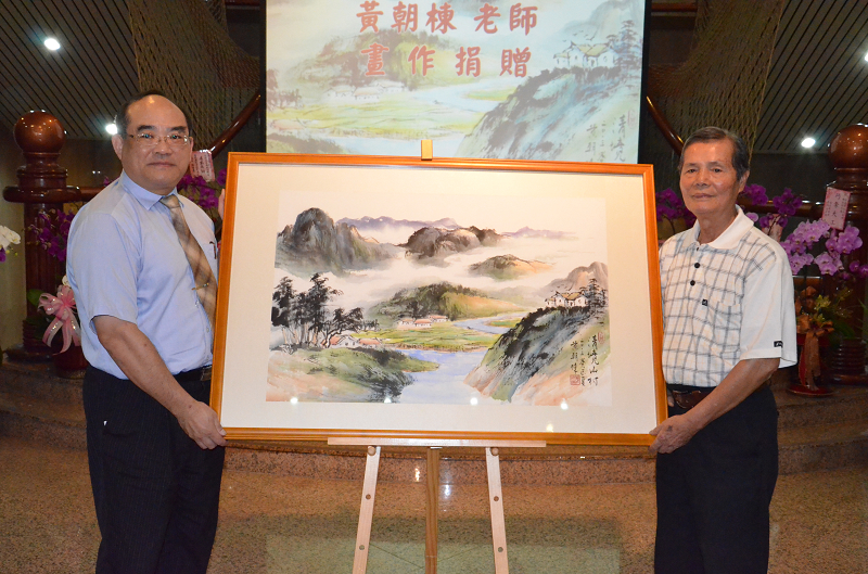 圖11：黃朝棟老師（右）捐贈畫作「清境山村」予本館，由張鴻銘館長（左）代表接受
