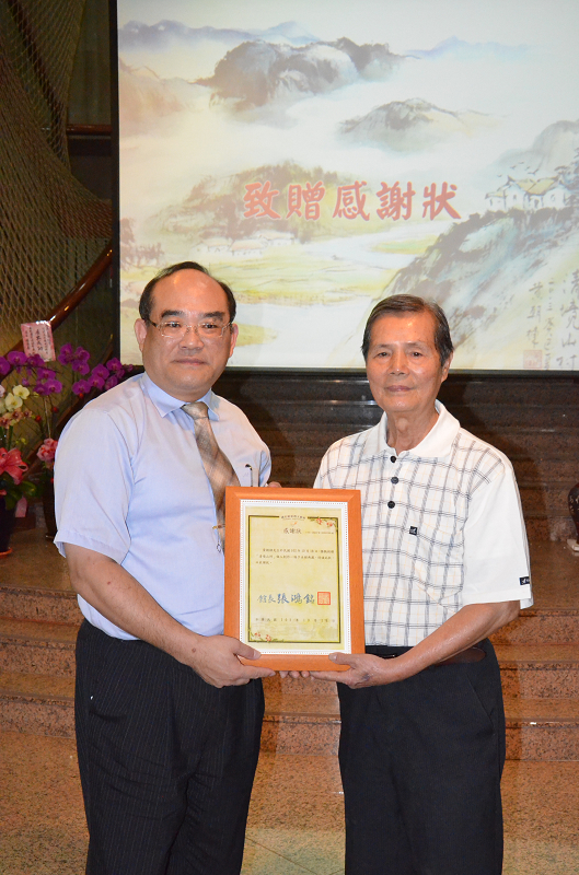 圖12︰本館張鴻銘館長（左）致贈感謝狀予黃朝棟老師（右）