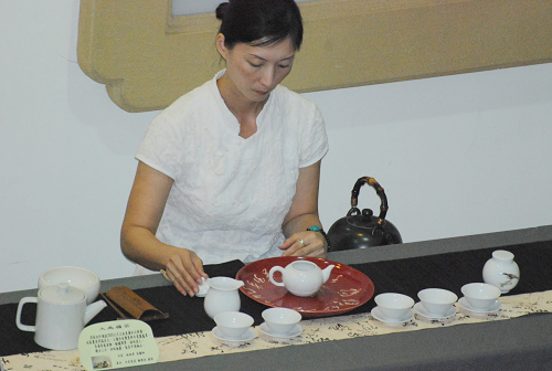 圖14：品茗活動使用吳德賢老師手刻茶盤與品茗杯