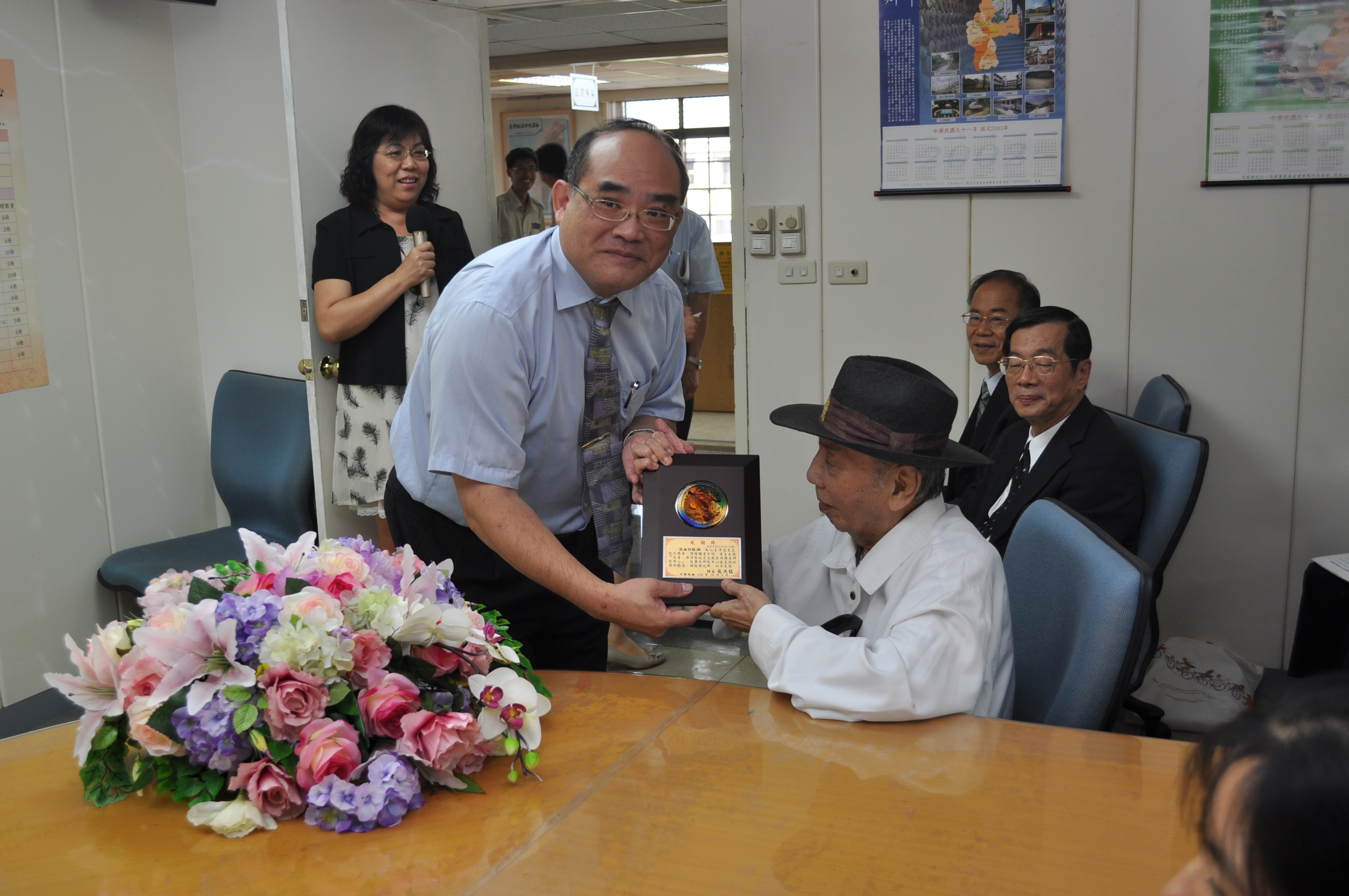本館張鴻銘館長頒發感謝牌予洪敏麟先生