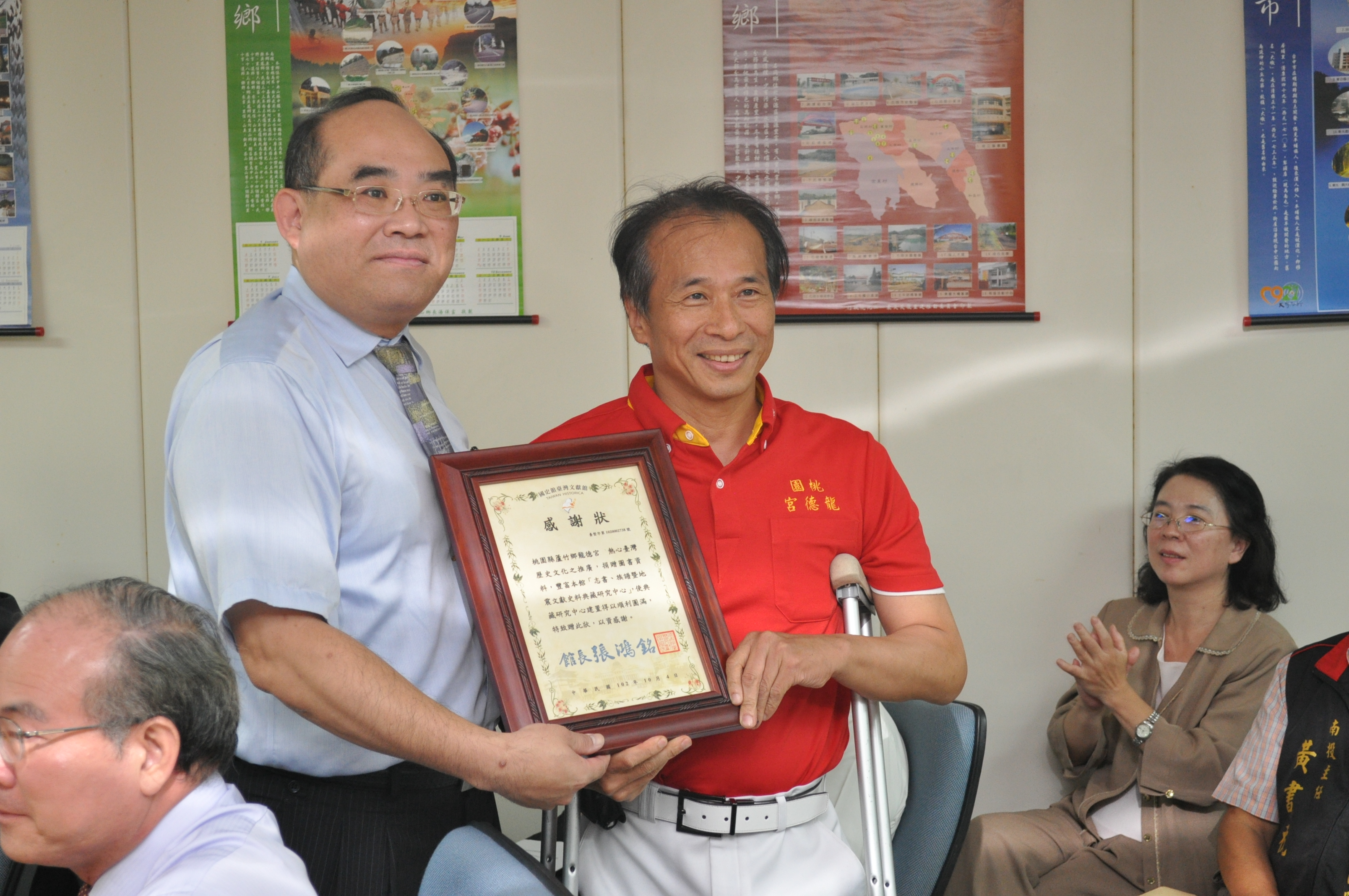 本館張鴻銘館長頒發感謝狀予桃園龍德宮代表