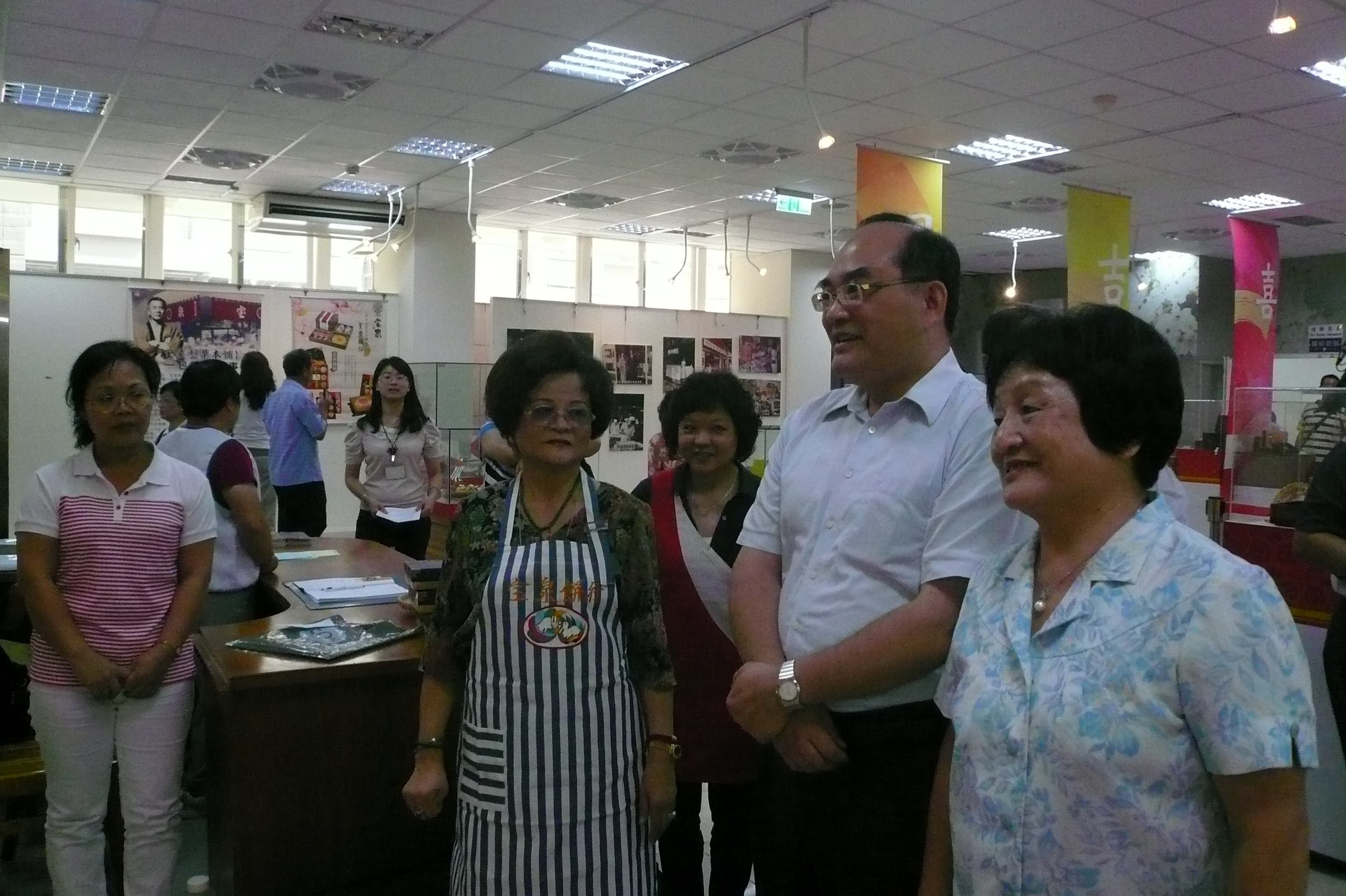 本館張鴻銘館長（右二）與豐原張瀞分區長（右一）參觀主題展