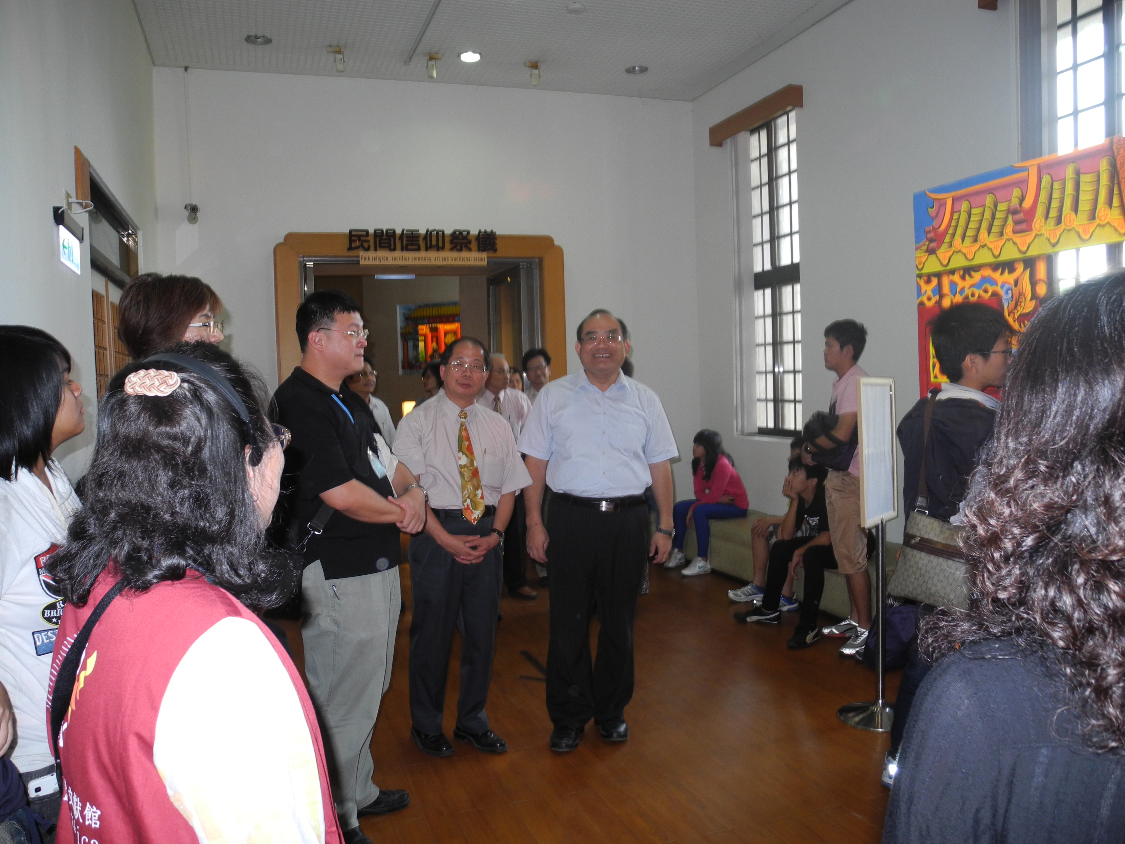 圖3：本館張鴻銘館長與立法院議政博物館黃中科副館長等一行7人參觀文物大樓展示室