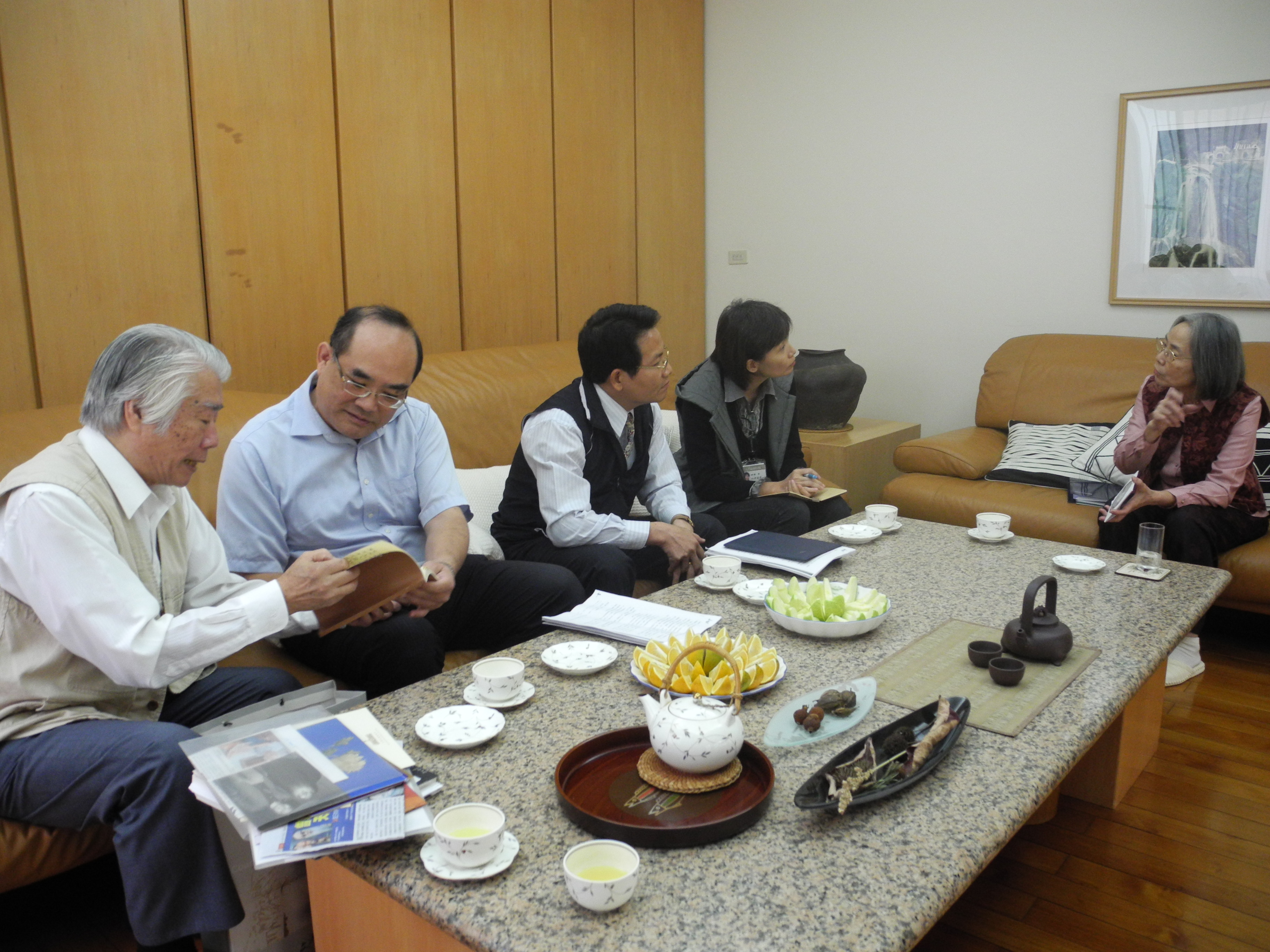 圖３：張鴻銘館長（左二）、整理組林明洲組長（中）與蔡秀道老師（右一）、藝術家謝文昌先生（左一）相談甚歡