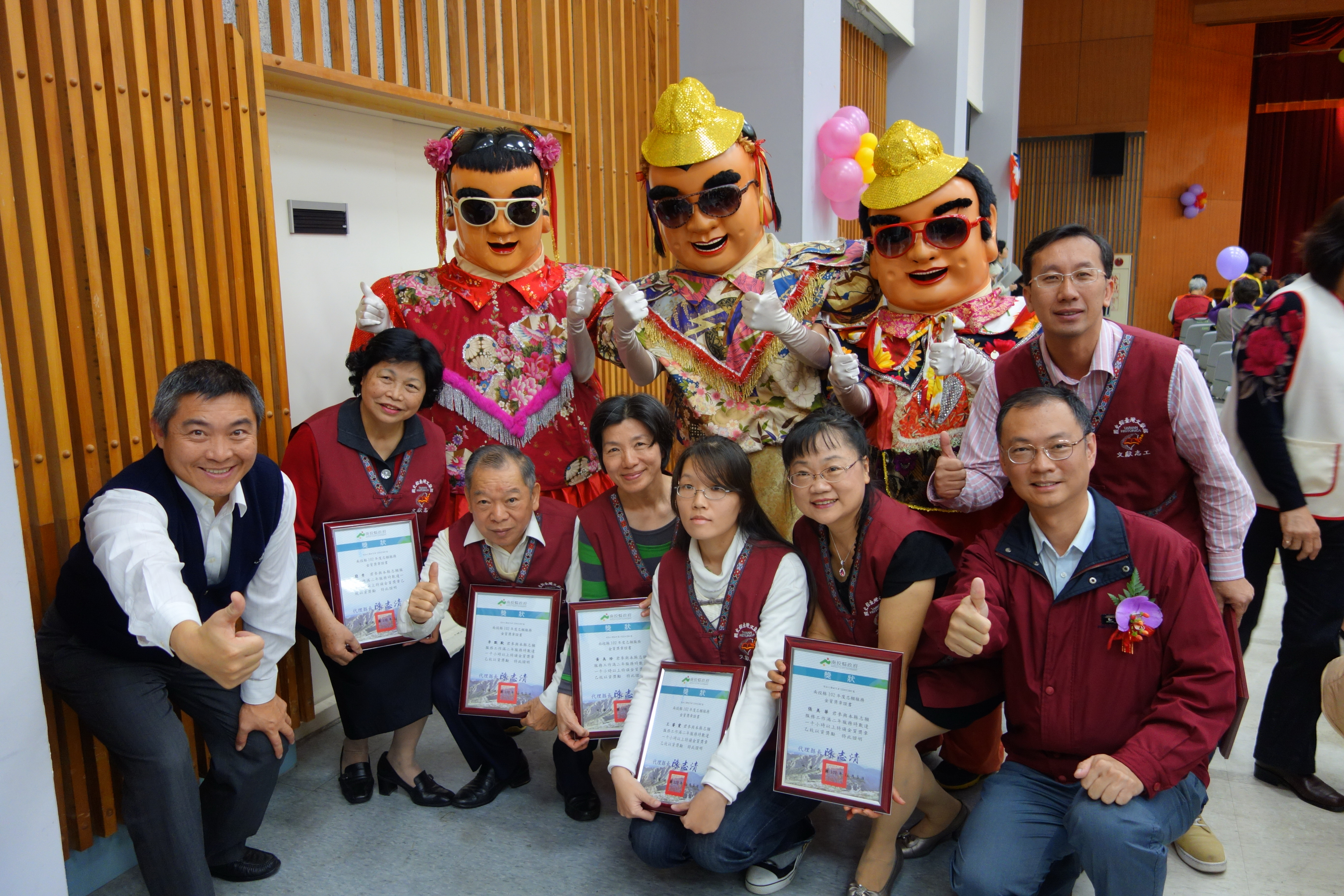 圖四.本館王希智主任秘書(右前1)恭喜志工李默默先生等30人榮獲金質獎、銀質獎、銅質獎等獎項
