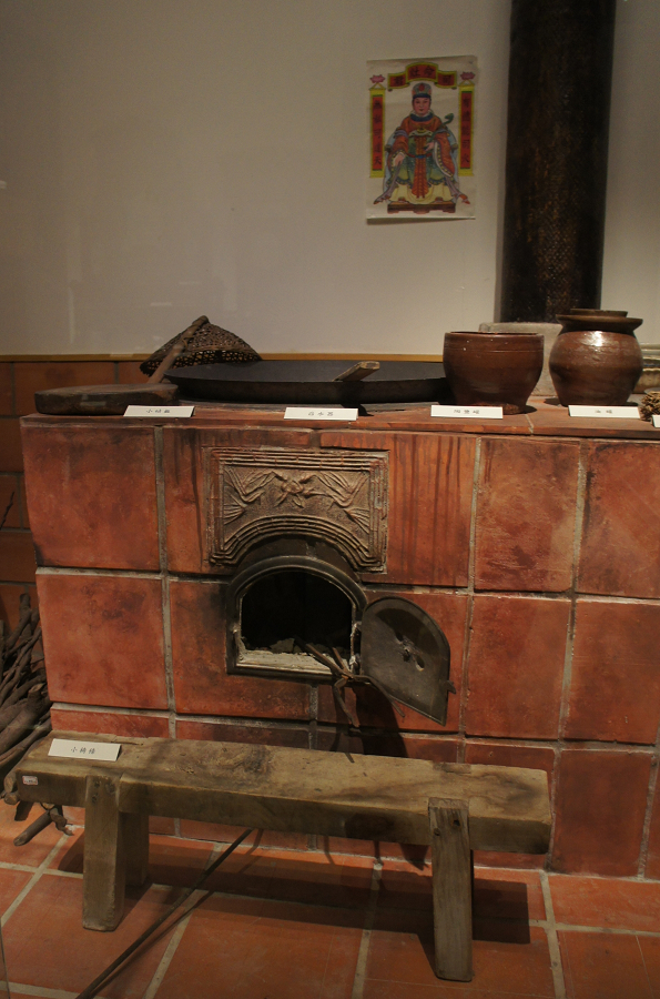 圖2：灶（本館文物大樓展場展示品） 