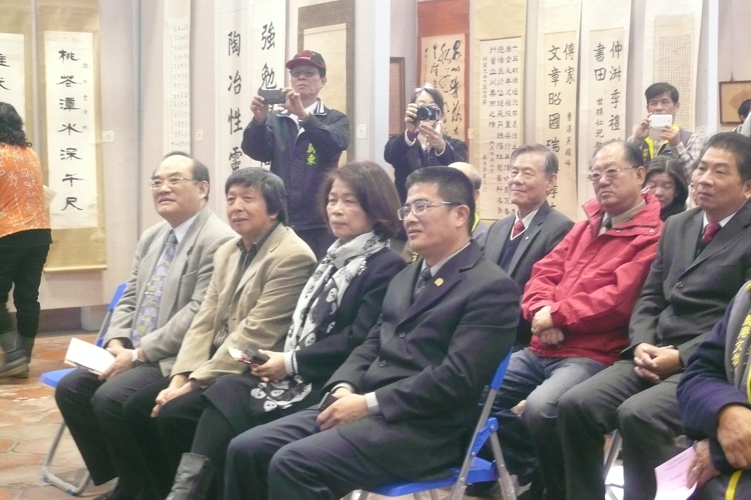 圖1：張鴻銘館長（第一排左1）參加開幕活動