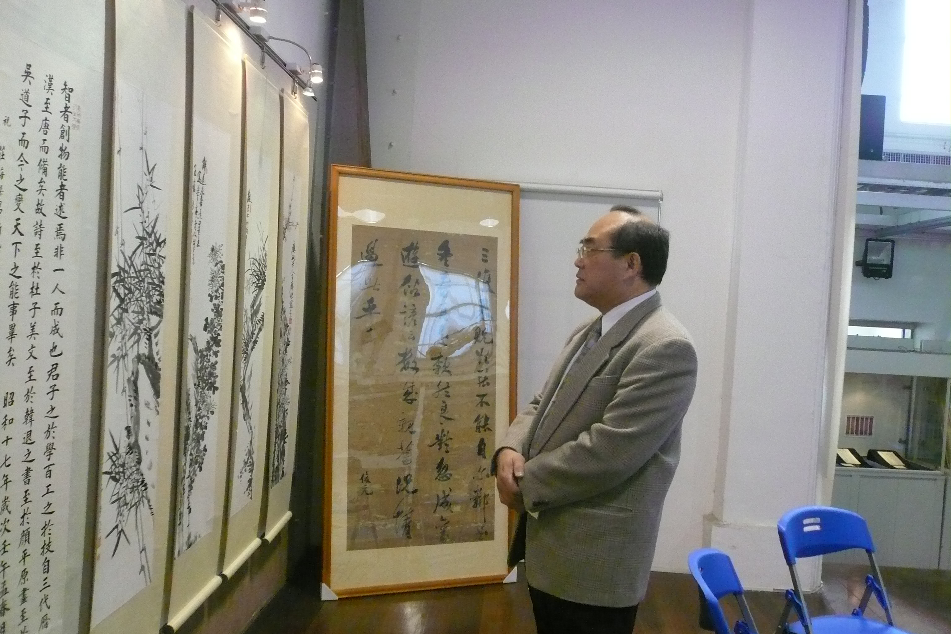 圖4：張鴻銘館長參觀先賢書畫作品展覽