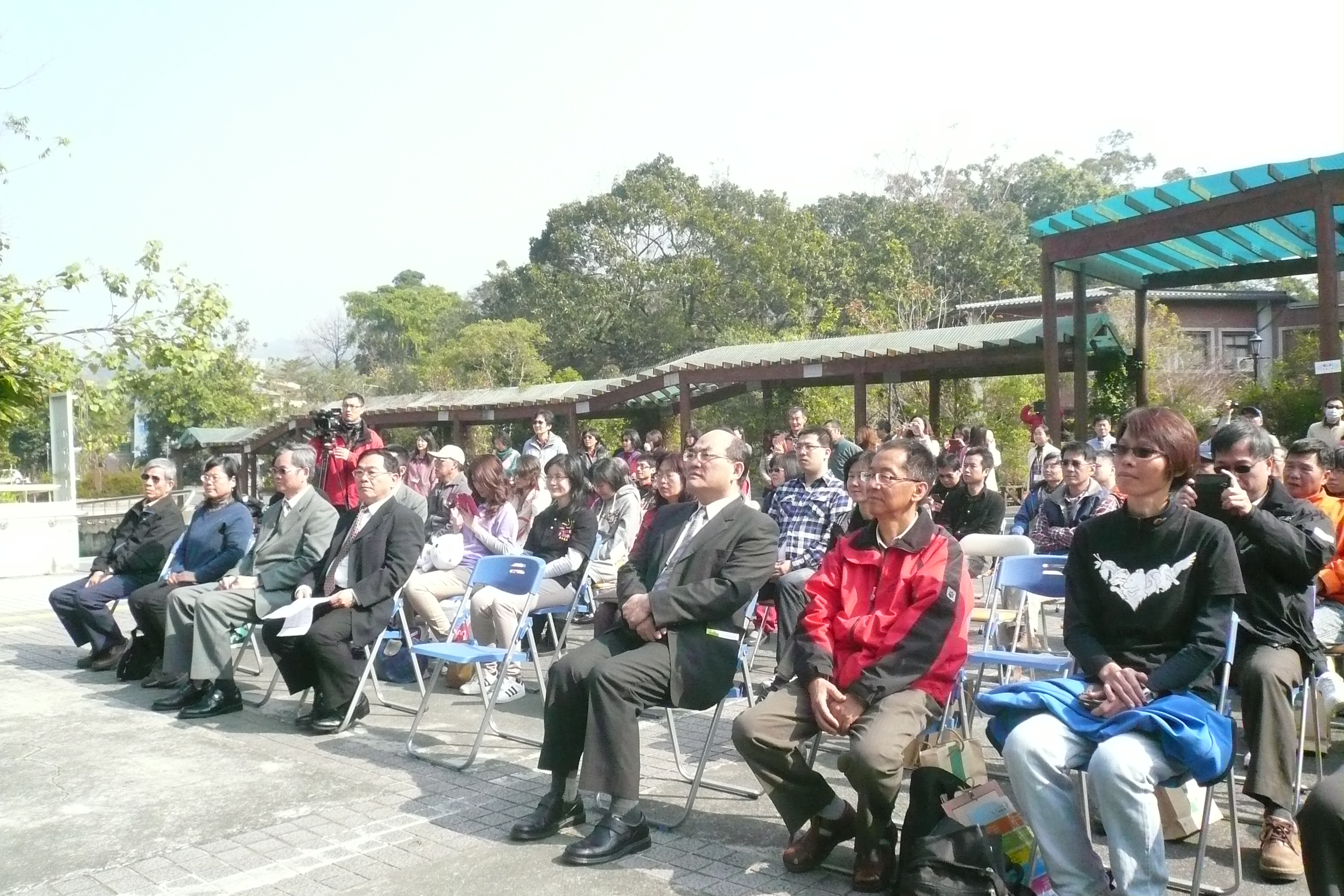 圖2：張鴻銘館長（中）參加特展開幕活動