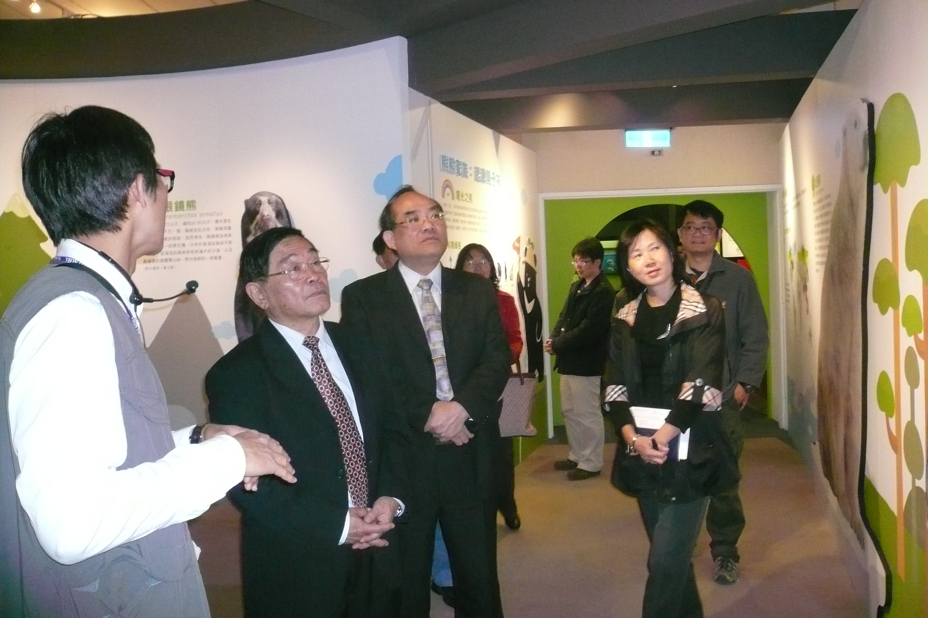 圖4：張鴻銘館長參觀特展之一