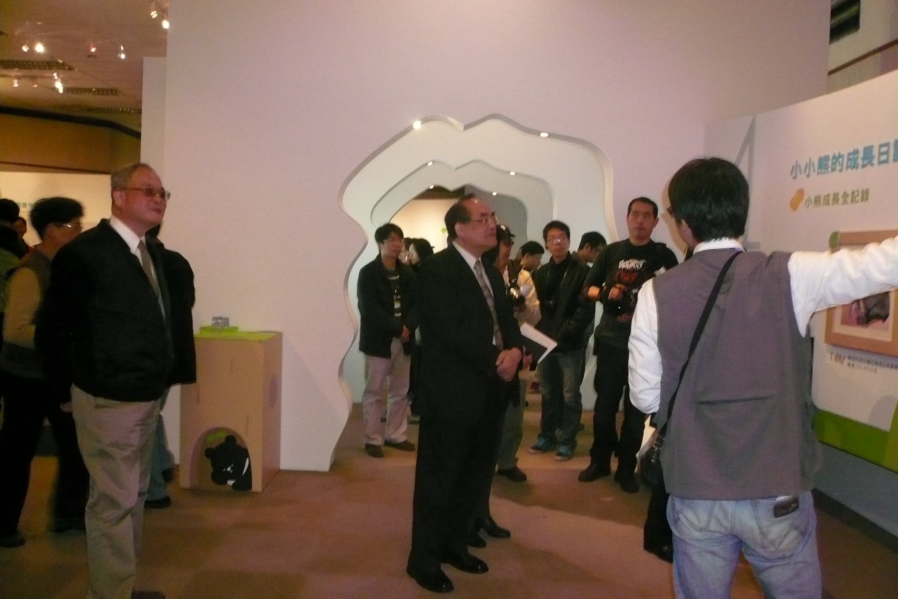 圖5：張鴻銘館長參觀特展之二