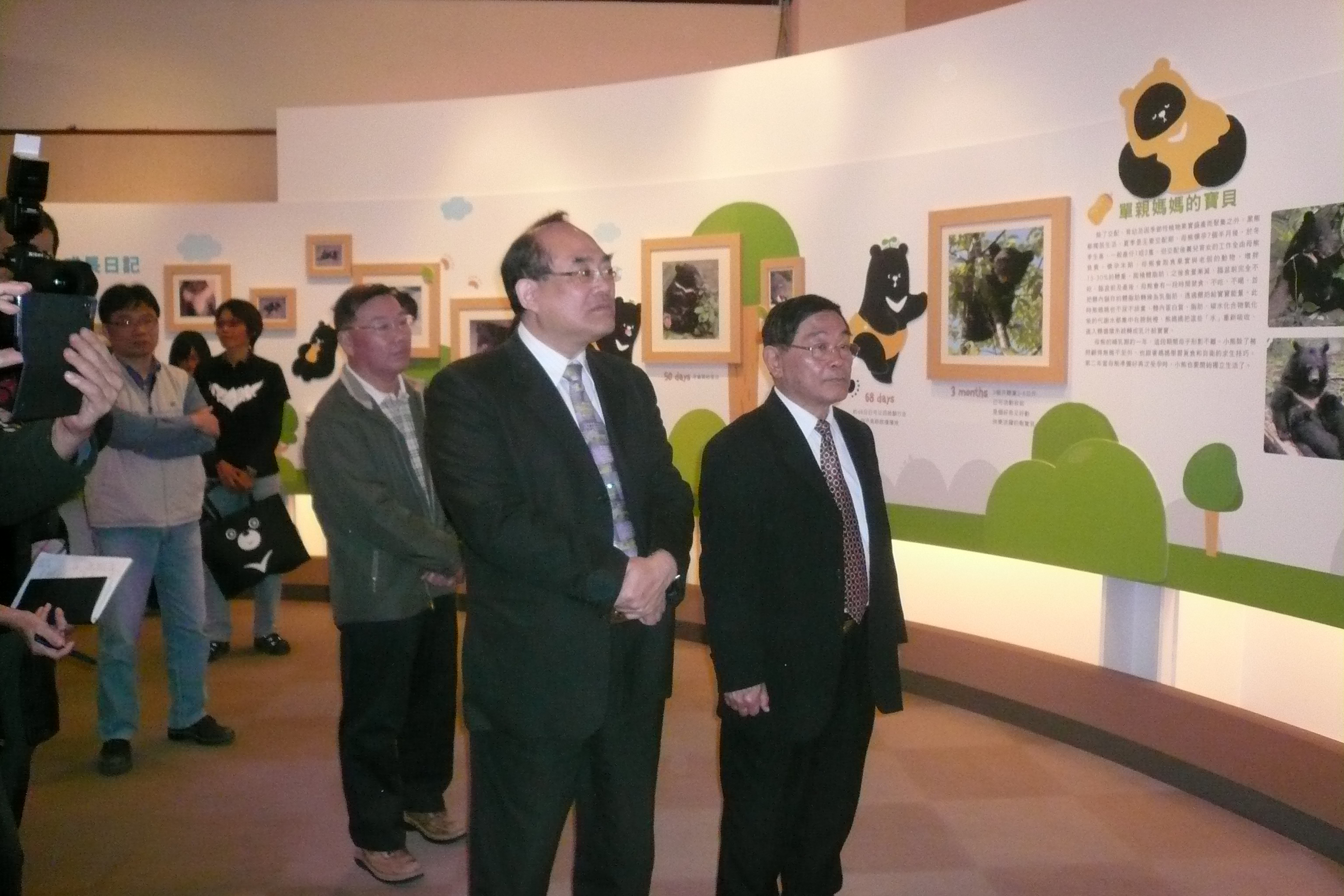 圖6：張鴻銘館長參觀特展之三