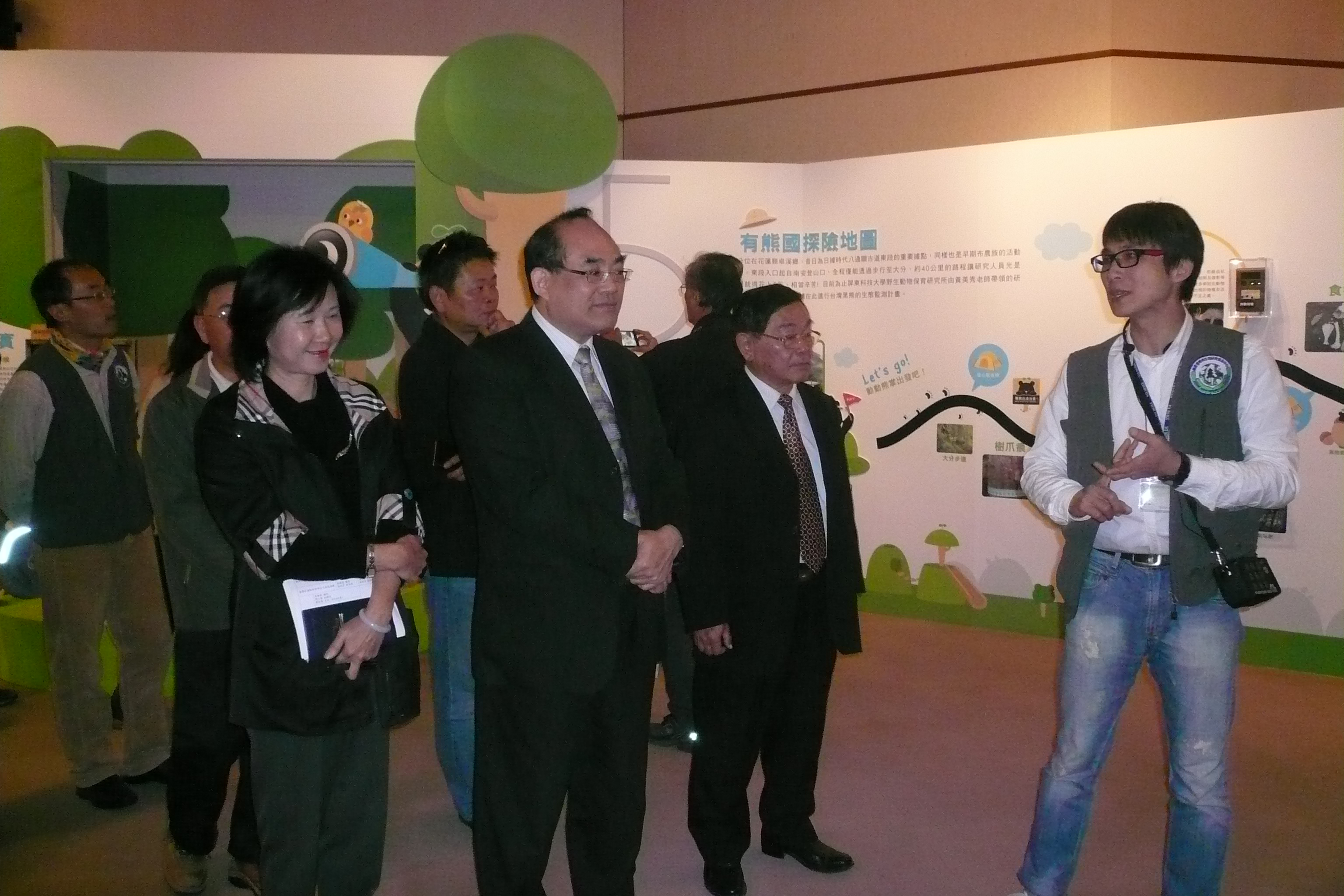 圖7：張鴻銘館長參觀特展之四