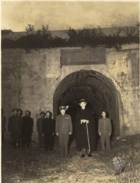 圖2：蔣中正參觀滬尾砲台，資料來源：〈總統蔣公影輯—巡視參觀 （一）〉，《蔣中正總統文物》，國史館藏，數位典藏號：002-050103-00001-129