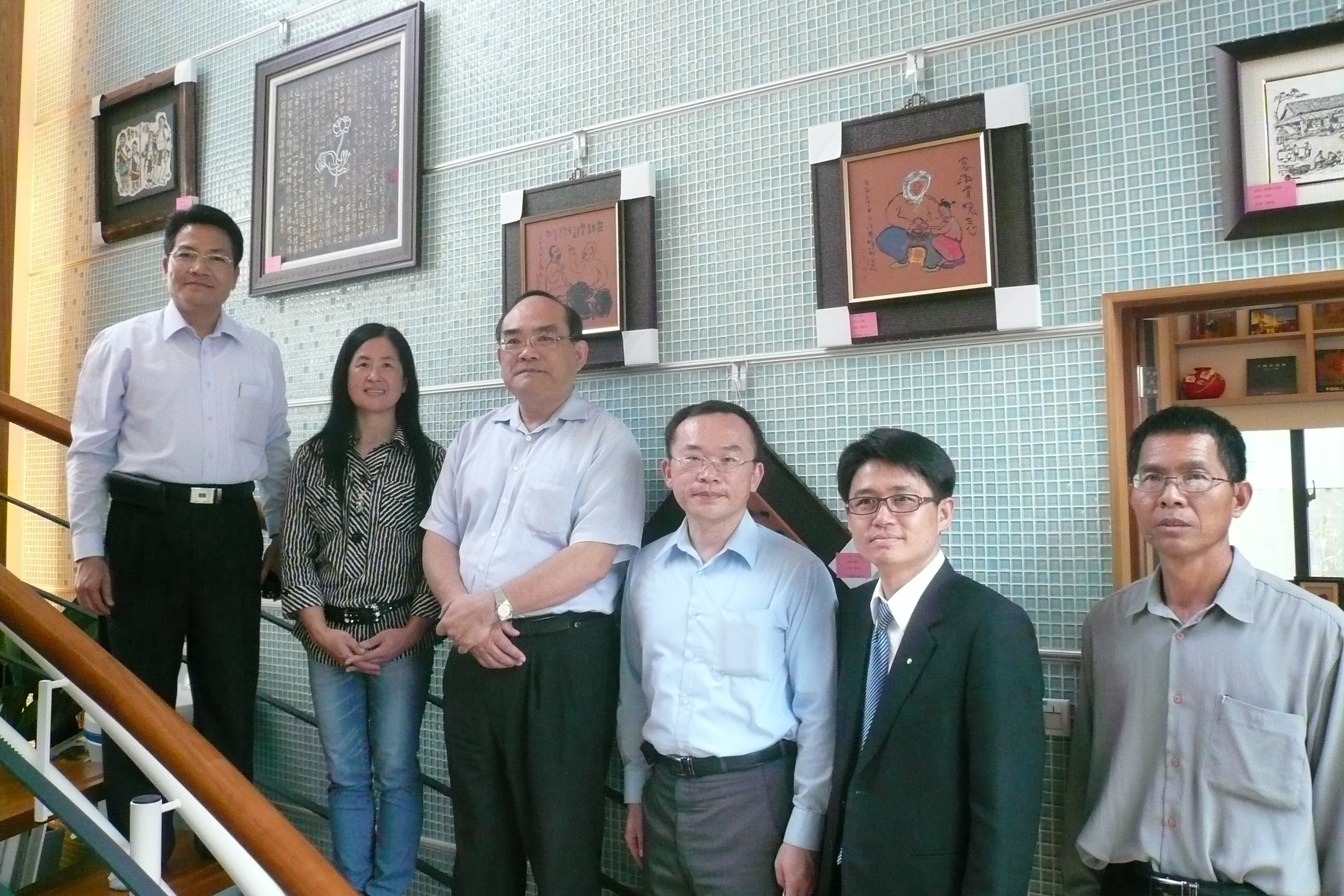 圖1：張鴻銘館長（左三）、展出者黃秋紅（左二）與出席貴賓合影