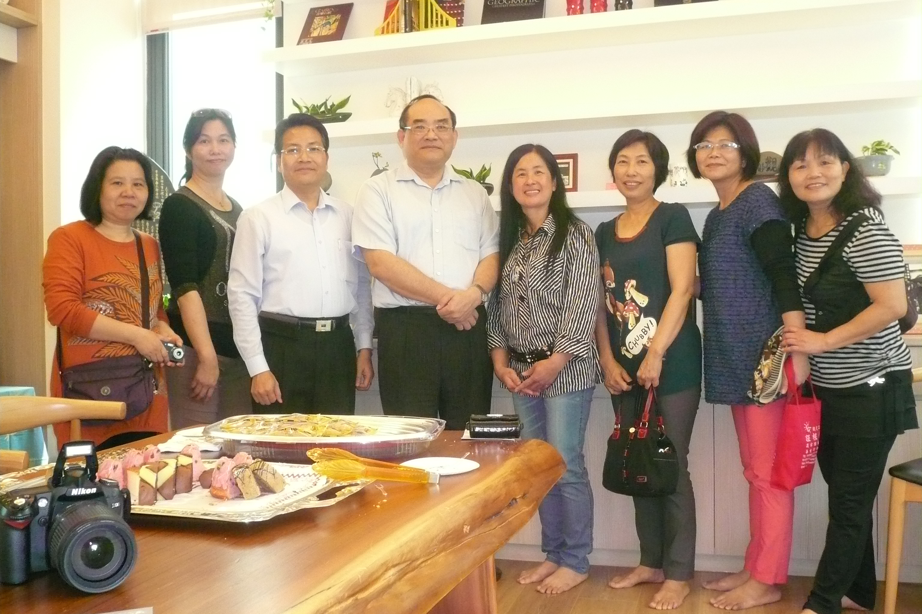 圖4：張鴻銘館長（中）與展出者及出席貴賓合影