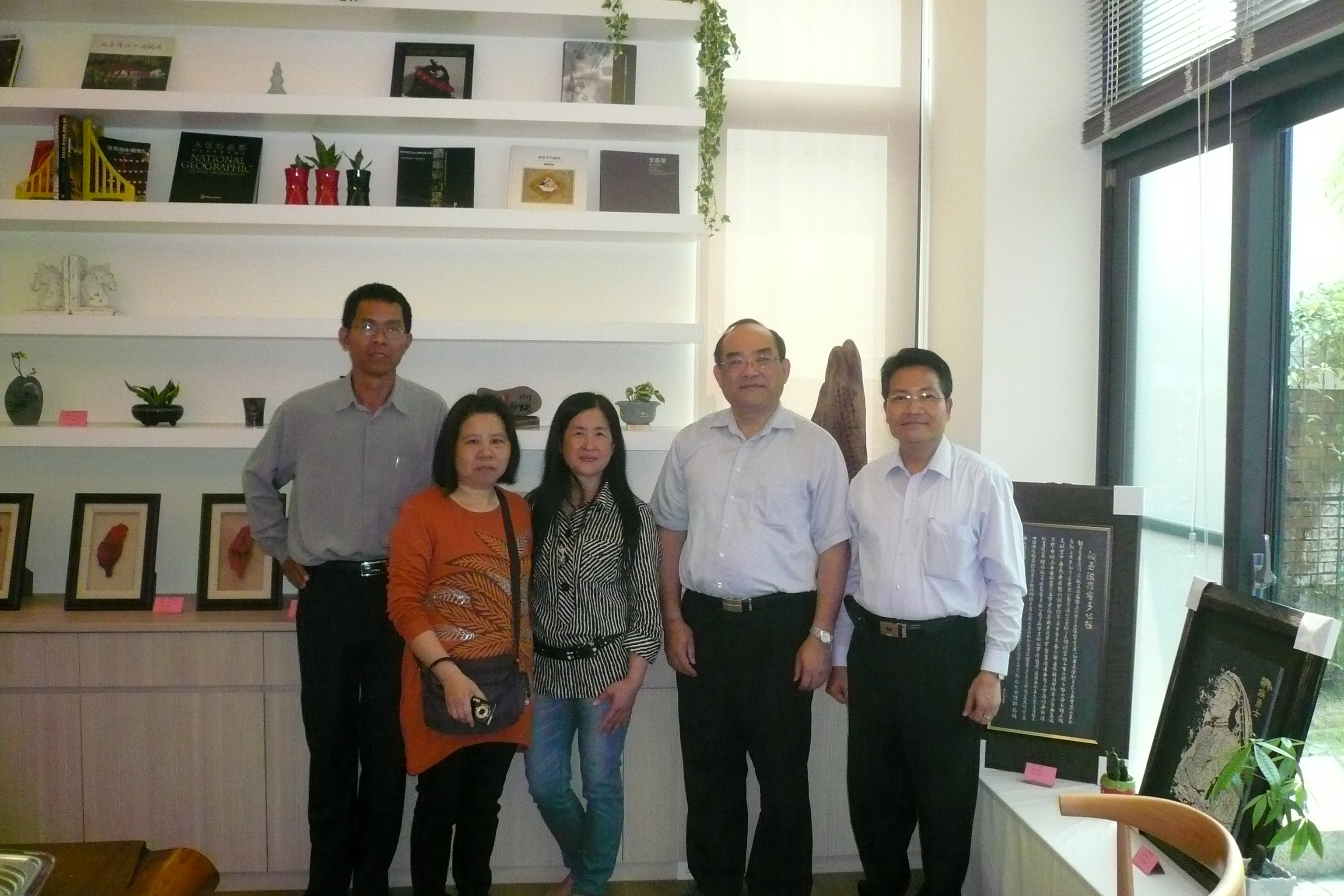 圖5：張鴻銘館長（右二）與展出者及出席貴賓合影