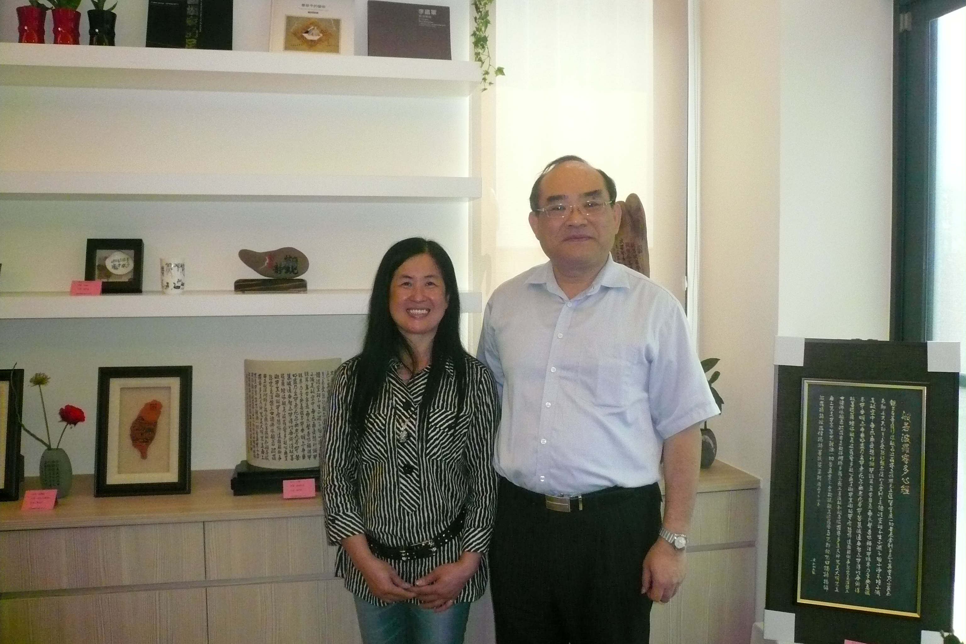 圖6：張鴻銘館長與展出者黃秋紅執行長於作品前合影