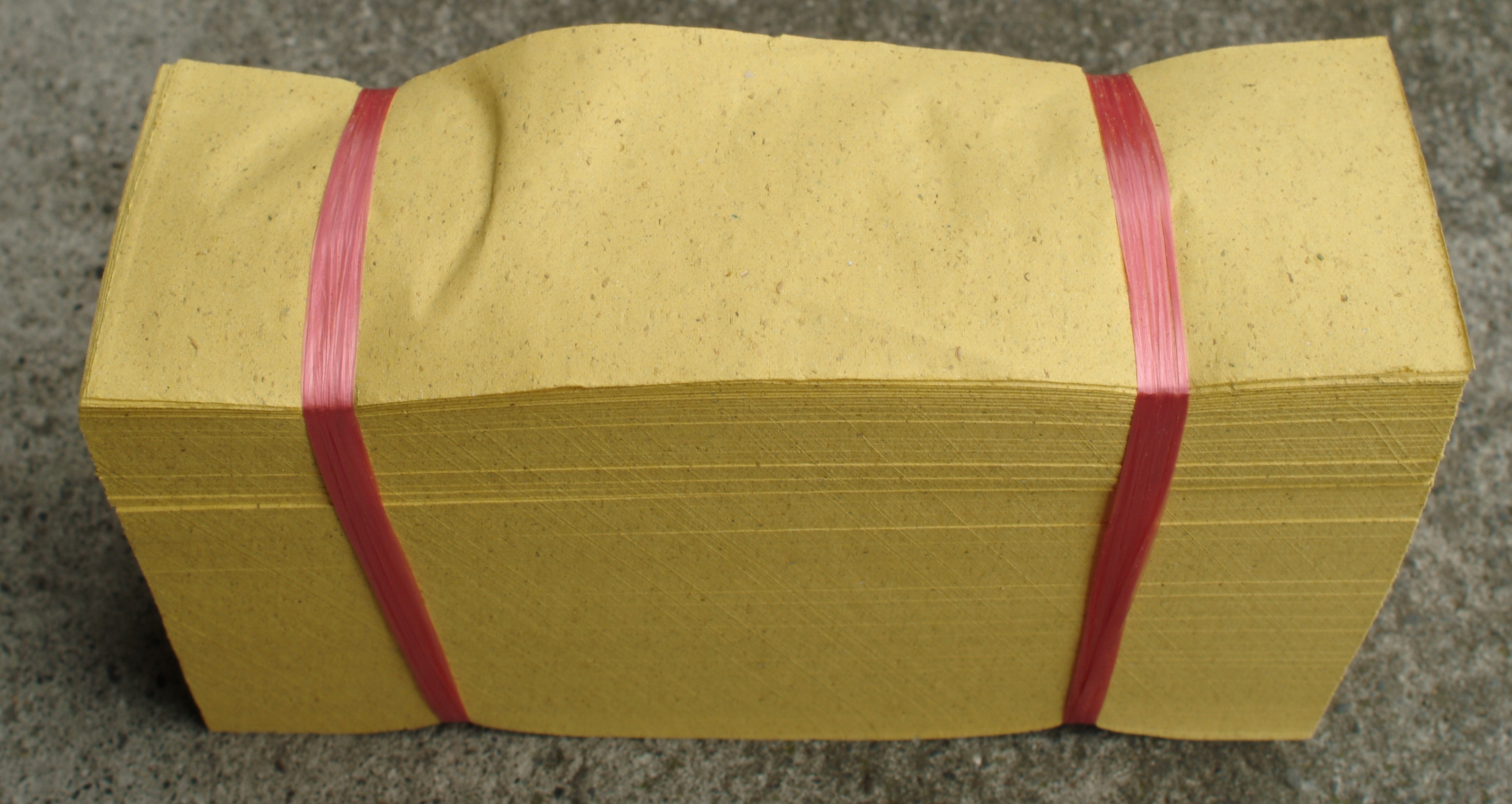 圖2：黃古錢為清明掃墓培墓時掛紙所使用之壓墓錢。