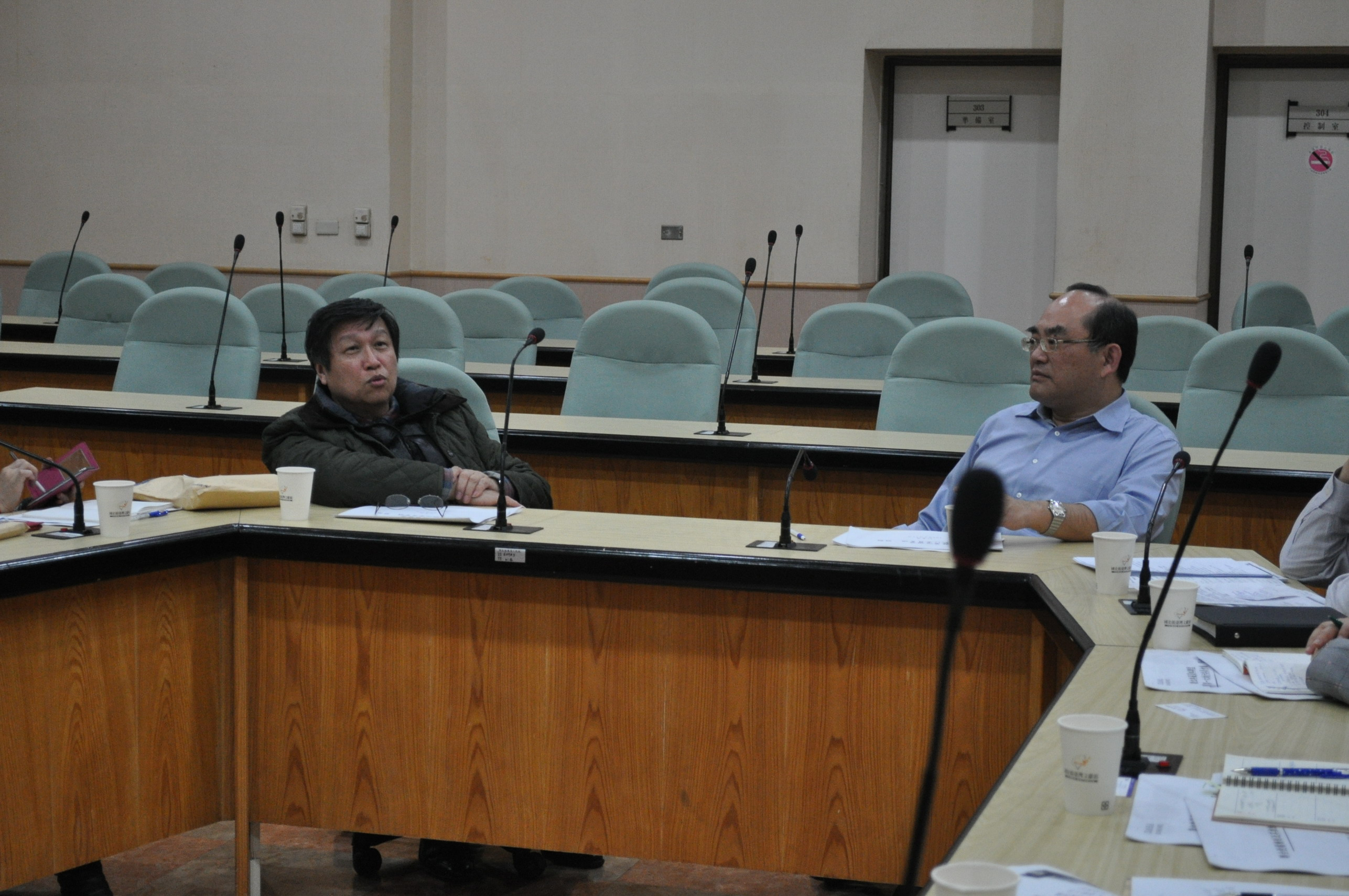 圖2：張鴻銘館長(右)與科技部企劃處席時昶組長(左)等會場意見交流