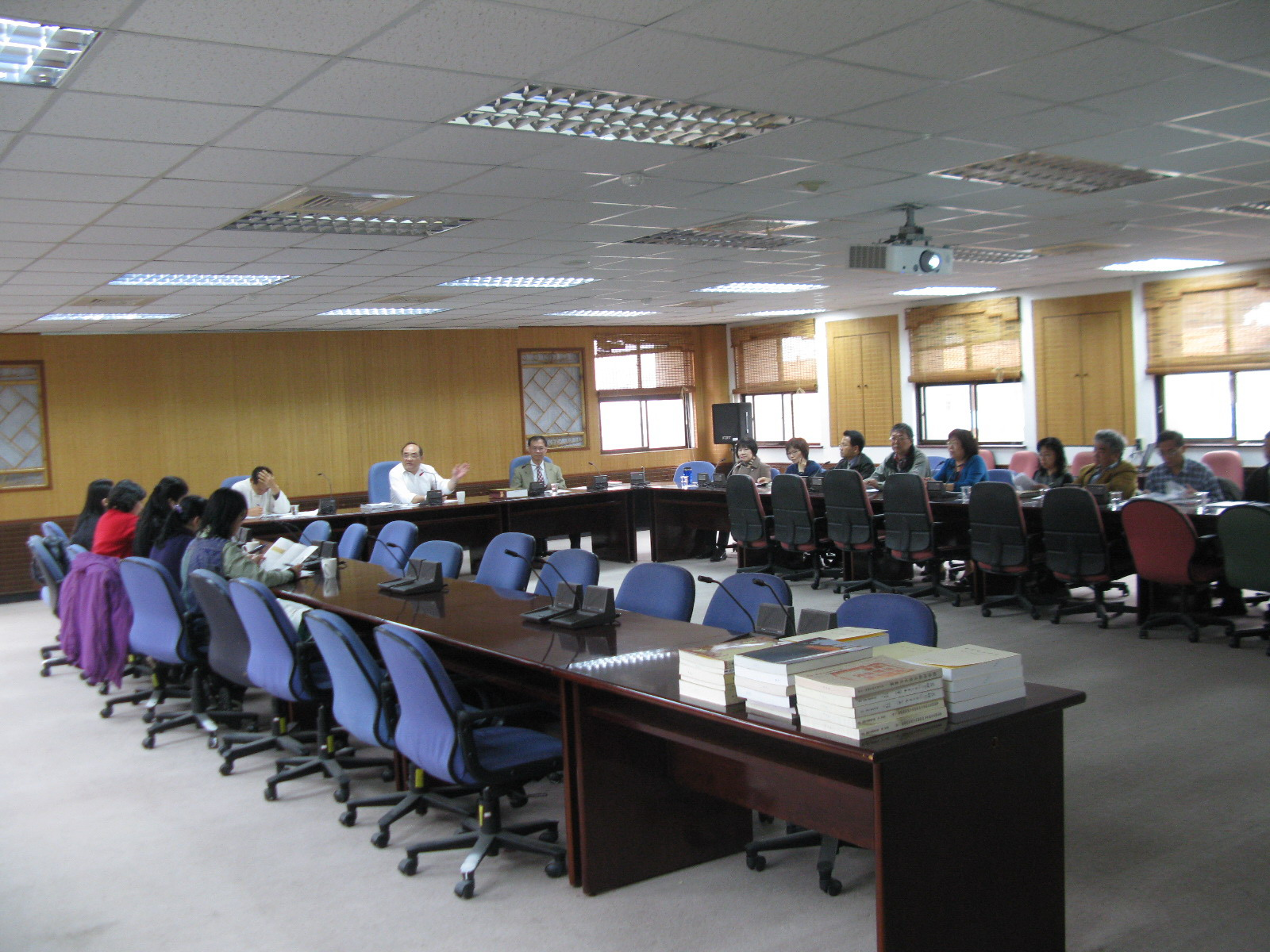 圖1.本館張鴻銘館長 (中)與參訪團就本館業務交流座談