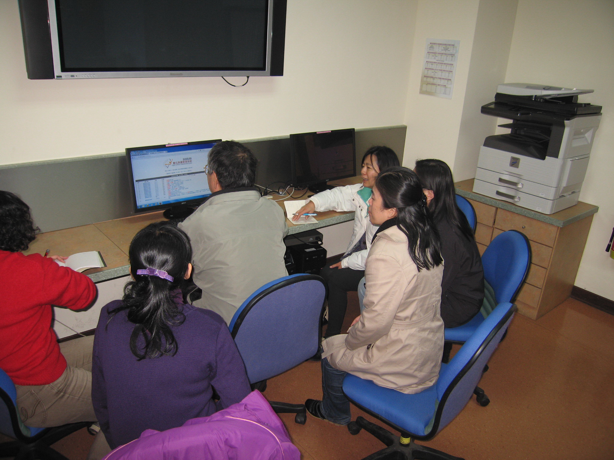 圖4.陳文添研究員(左3)為參訪者解說本館典藏日據時期檔案