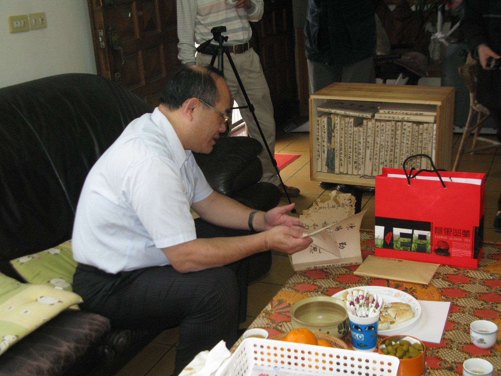 圖3:本館張館長鴻銘仔細考究陳家帳簿