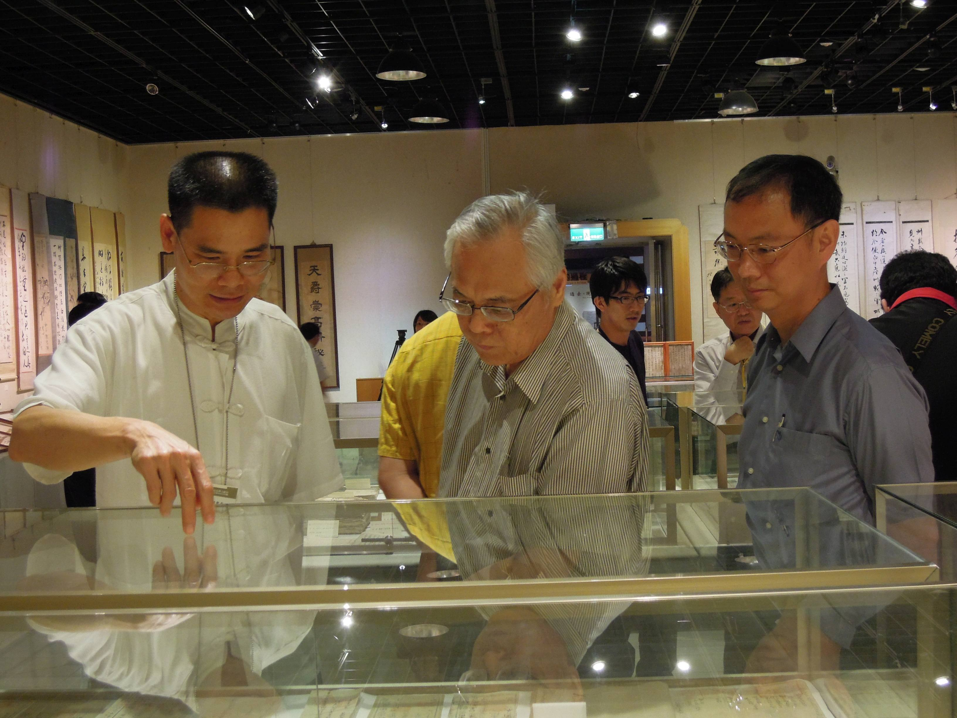 圖5:南投縣陳志清代理縣長（中）參觀展場