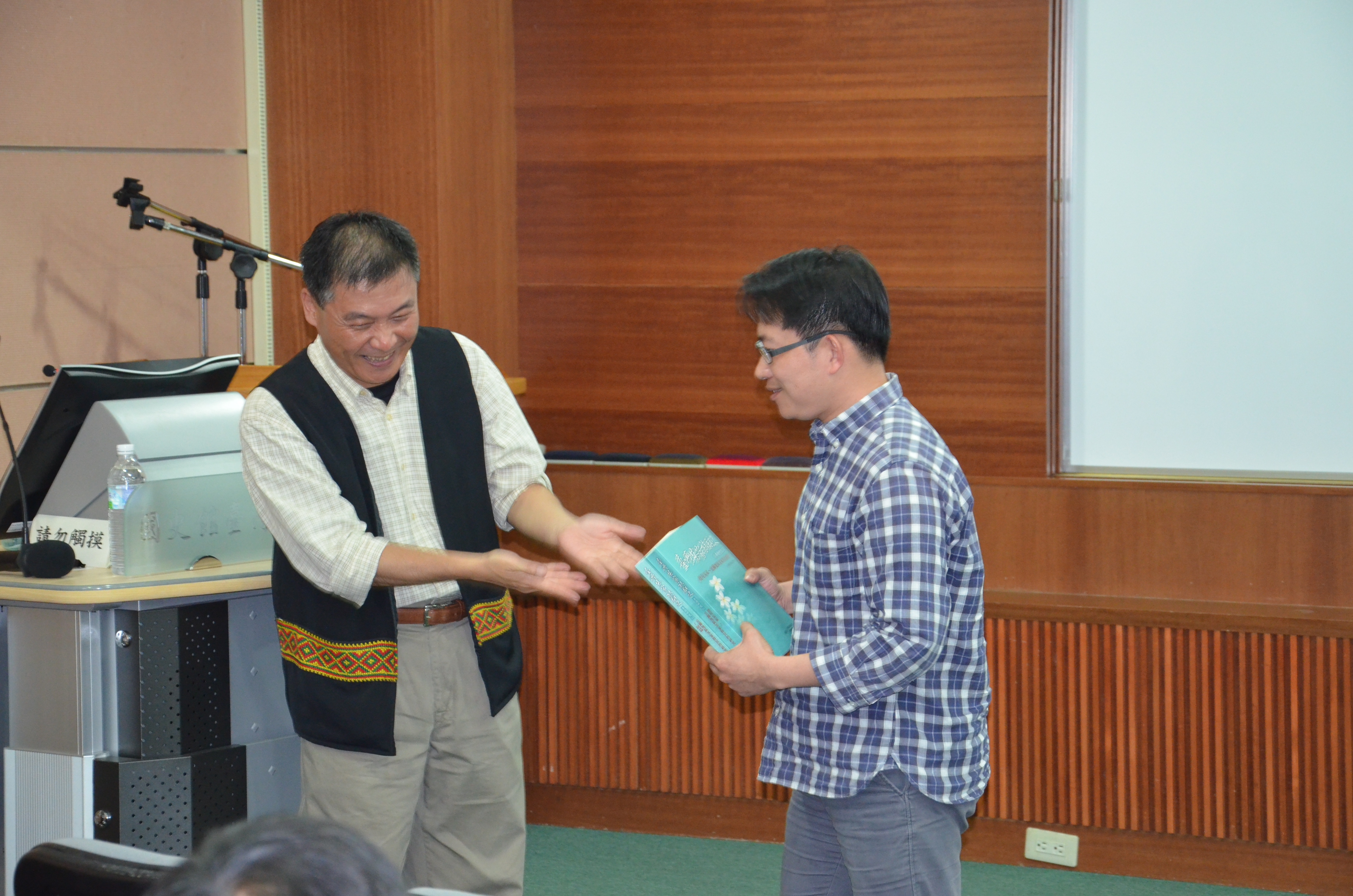 圖4：邱彥貴老師（左）致贈提問聽眾獎品