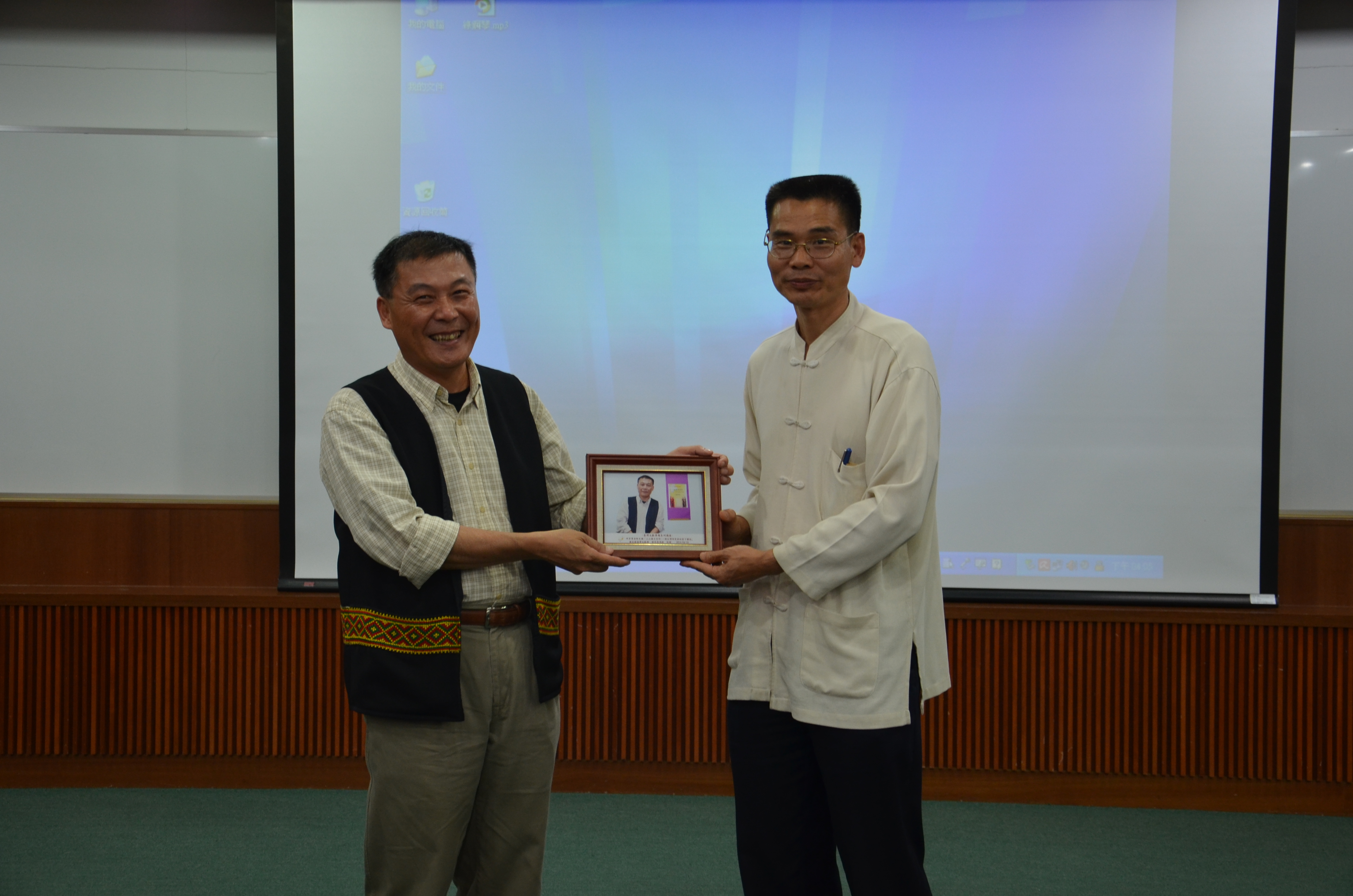 圖5：本館劉澤民副館長（右）致贈邱彥貴老師紀念品