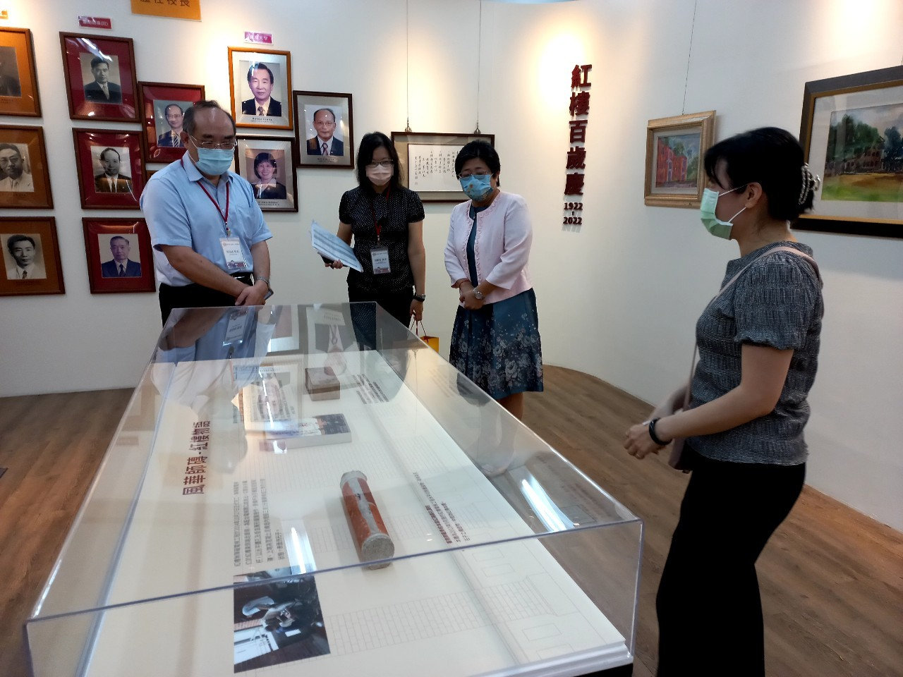 圖3：本館張鴻銘館長參訪臺南大學紅樓百年檔案特展