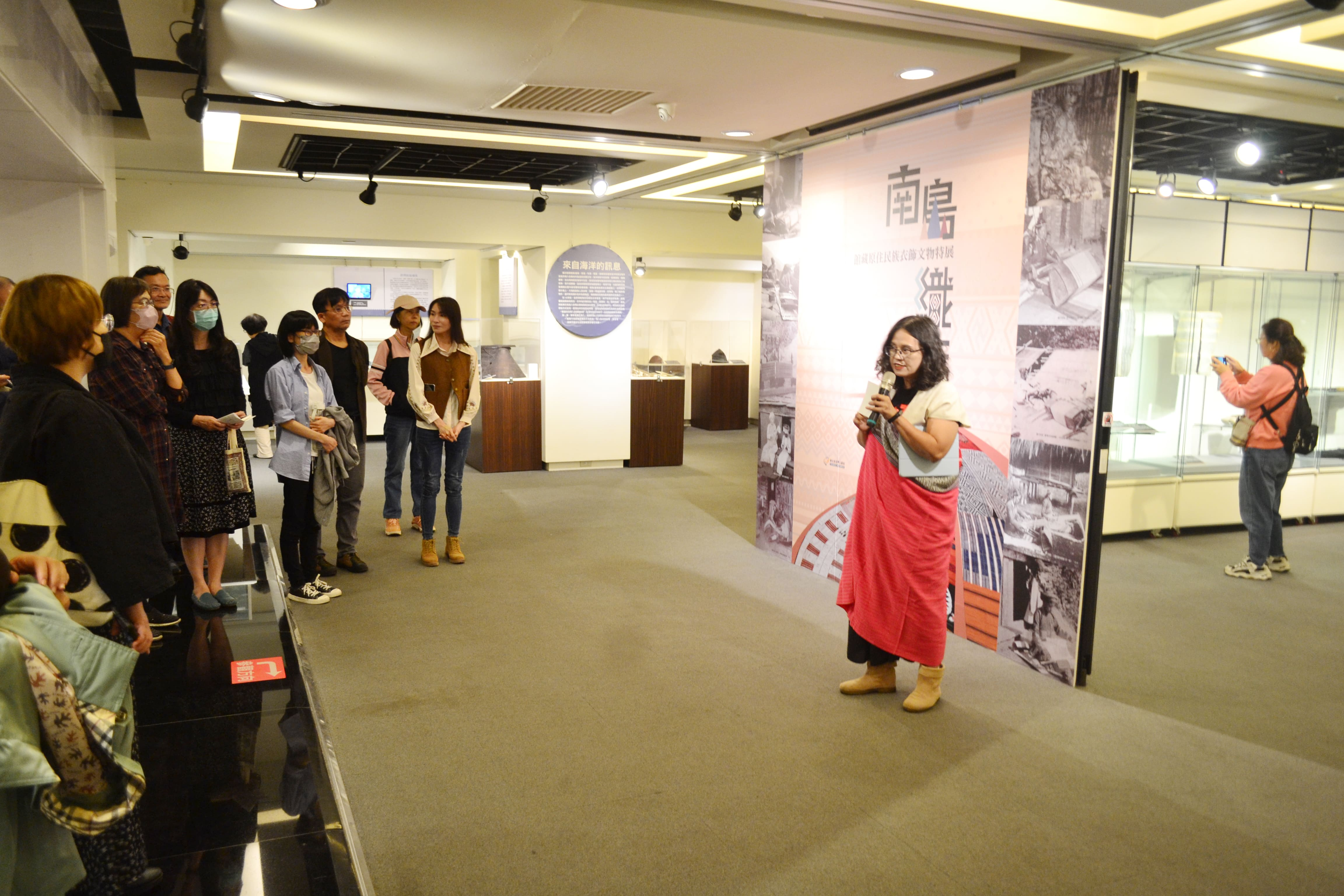 圖7：悠蘭．多又老師展場導覽
