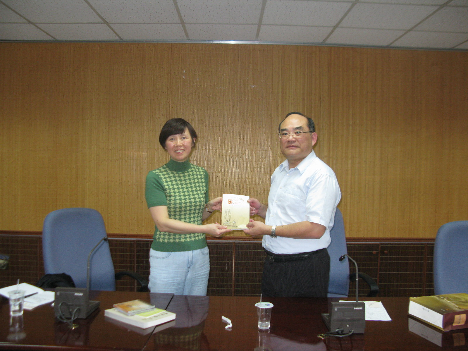圖２.本館張鴻銘館長(右)與大陸福建省檔案學會參訪團馬副館長俊凡(左)互相交換紀念品