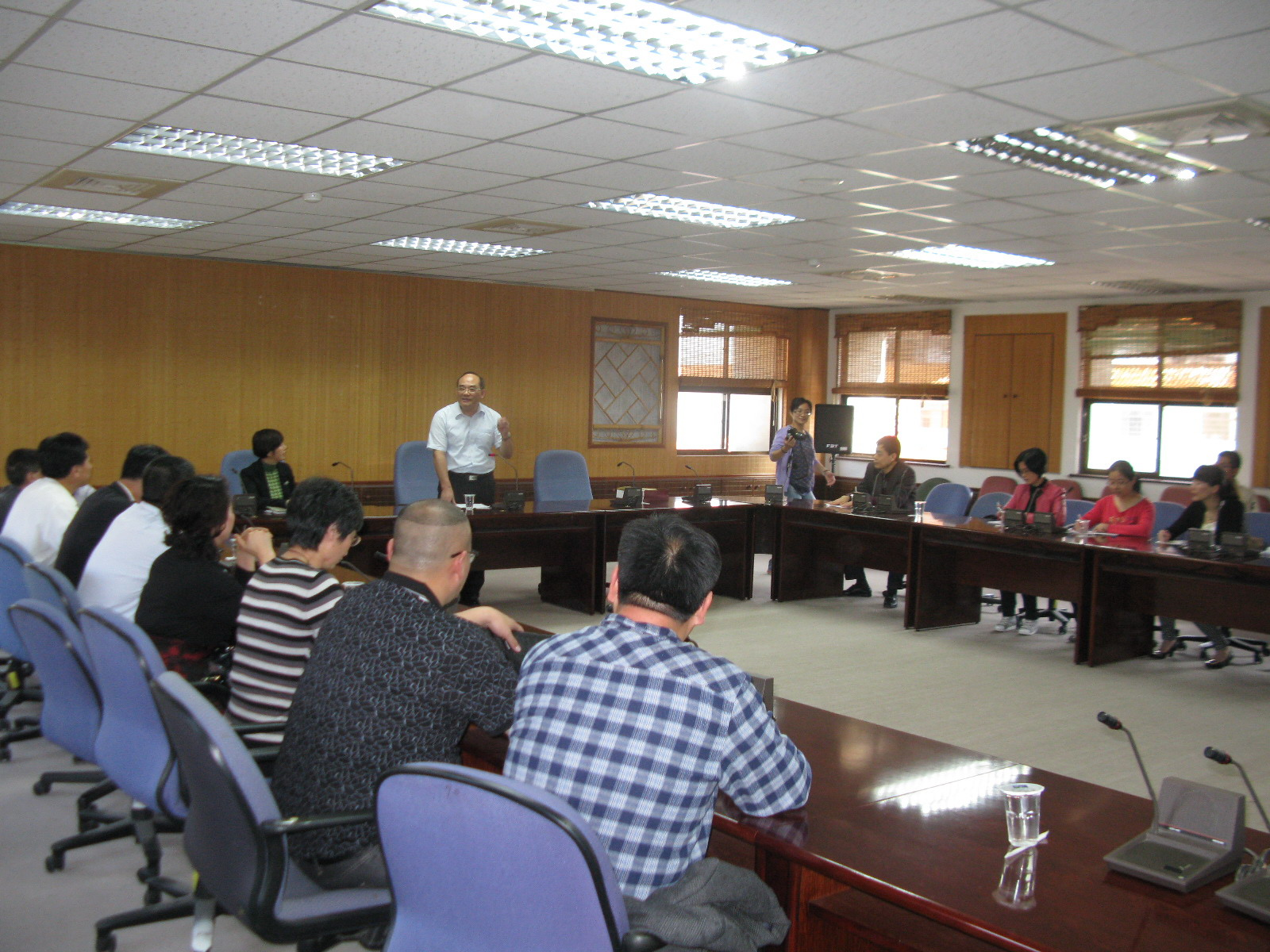 圖3.本館張鴻銘館長(立者)與參訪者就兩岸檔案之典藏與應用交流座談