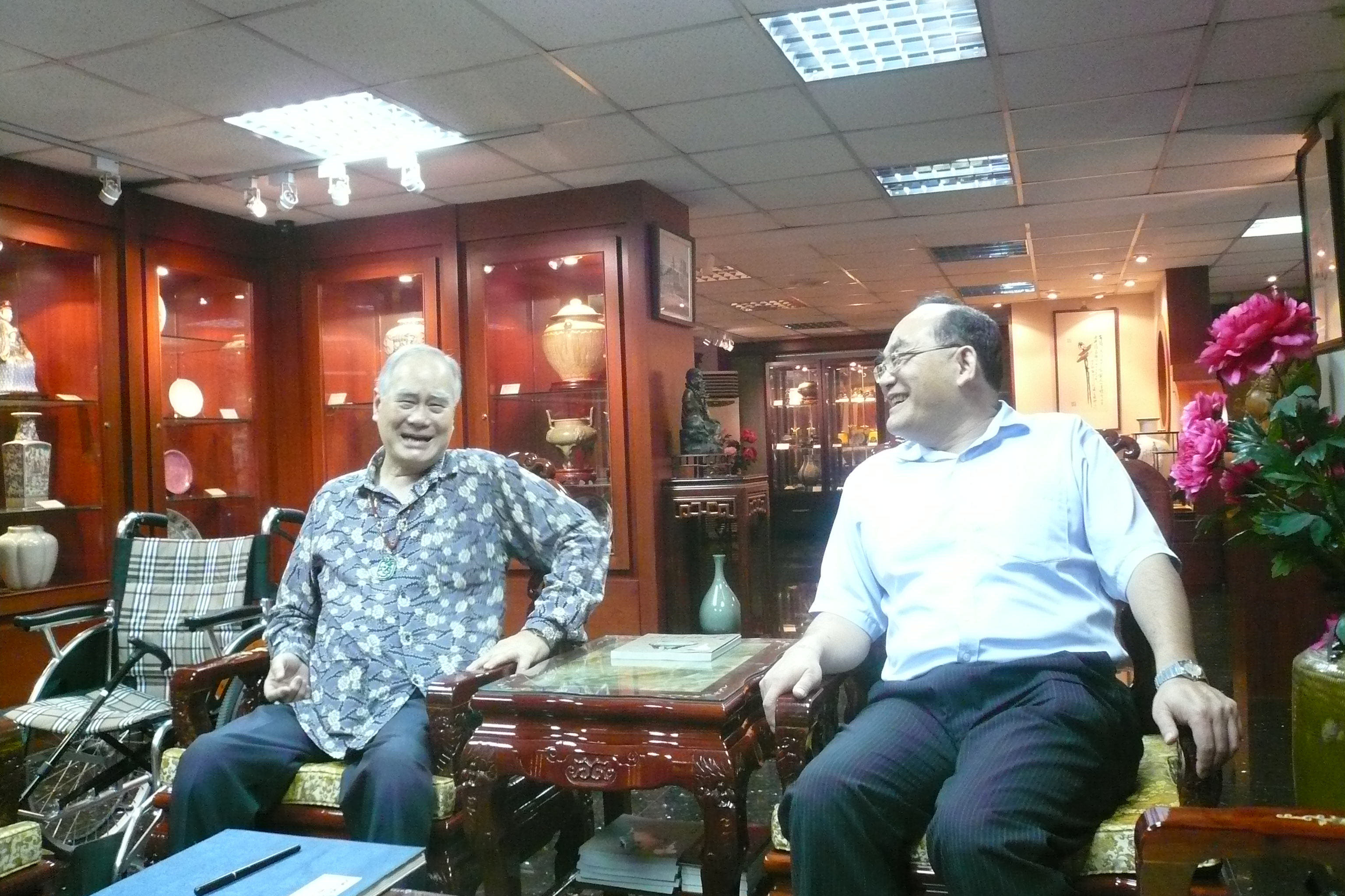 圖2：張鴻銘館長（右）拜訪洪錫銘理事長（左）相見甚歡