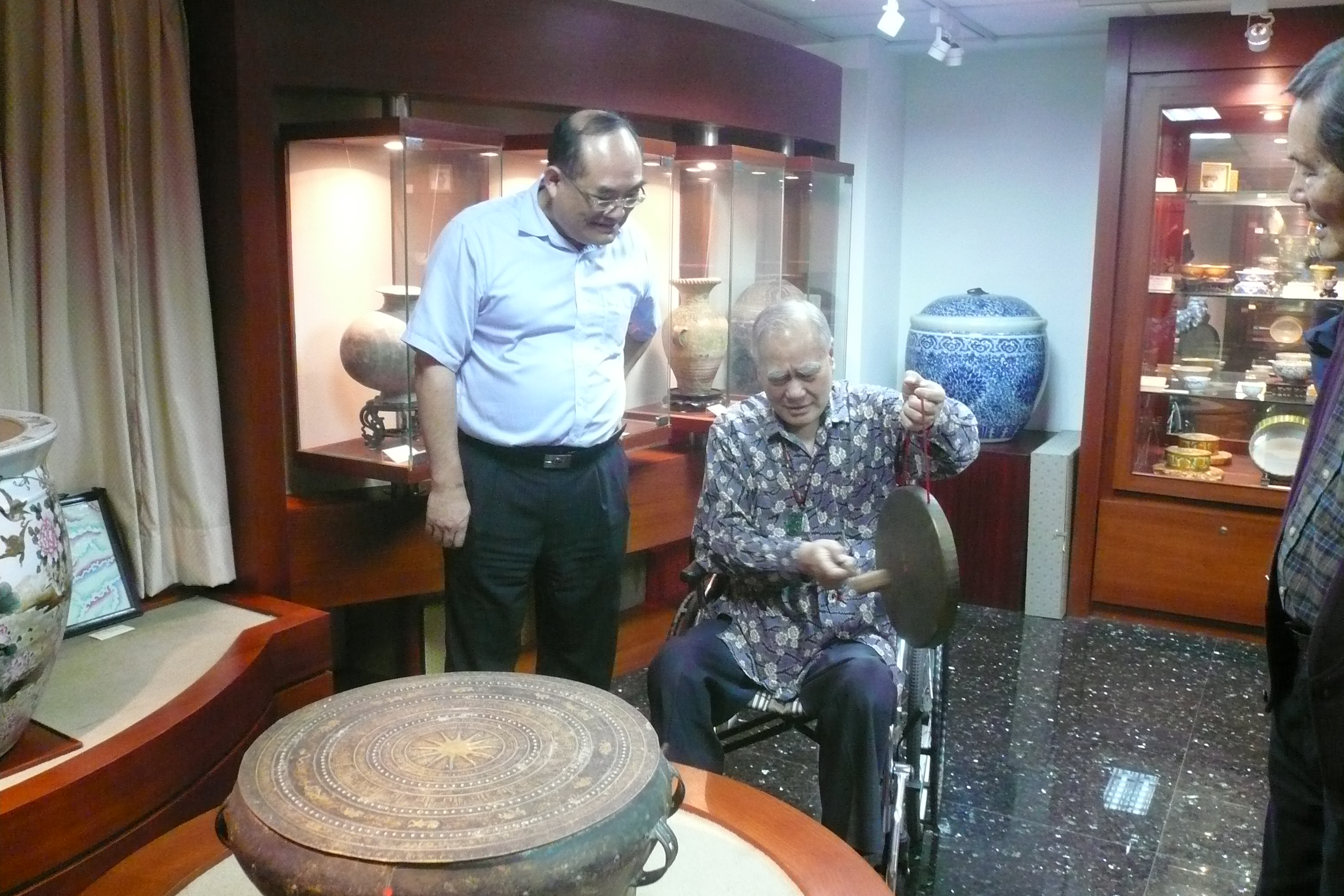 圖4：洪錫銘理事長親自為張館長導覽解說收藏珍貴文物
