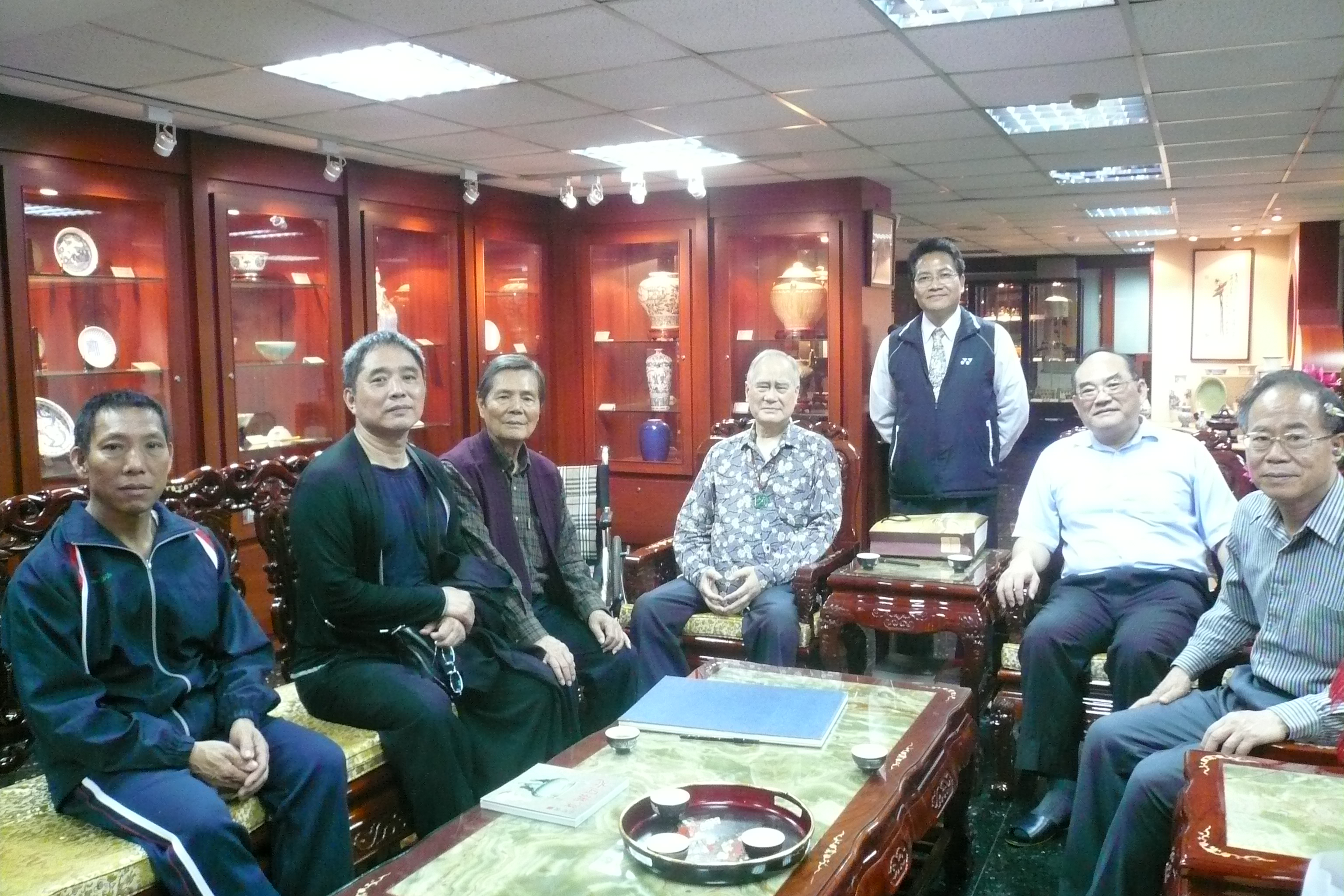 圖5：張鴻銘館長（右二）與洪錫銘理事長（中）等合影