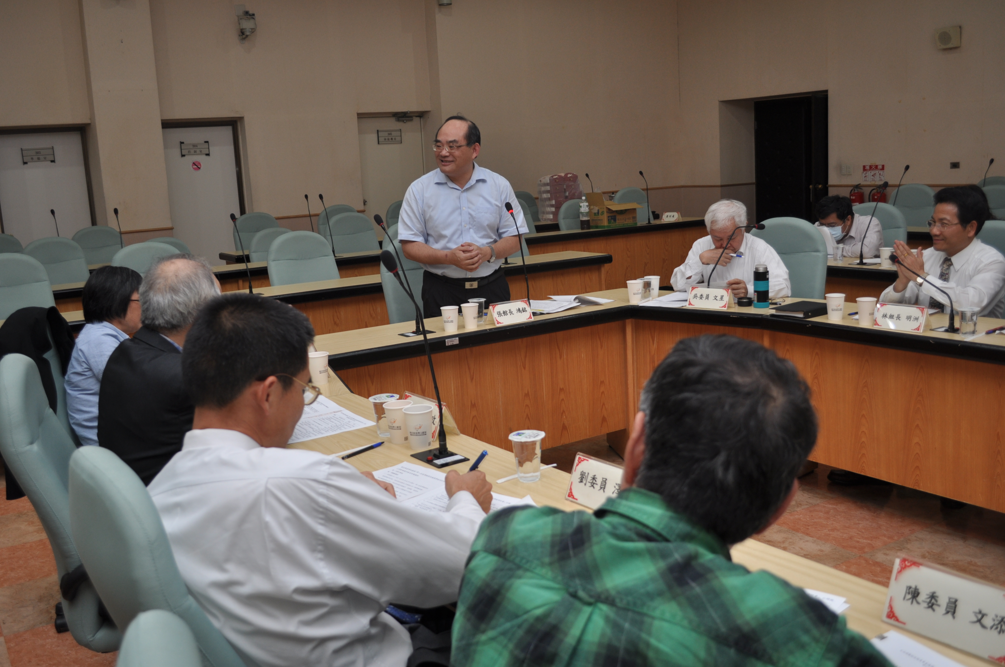 圖1：本館張鴻銘館長（中）主持公開徵稿審查會議