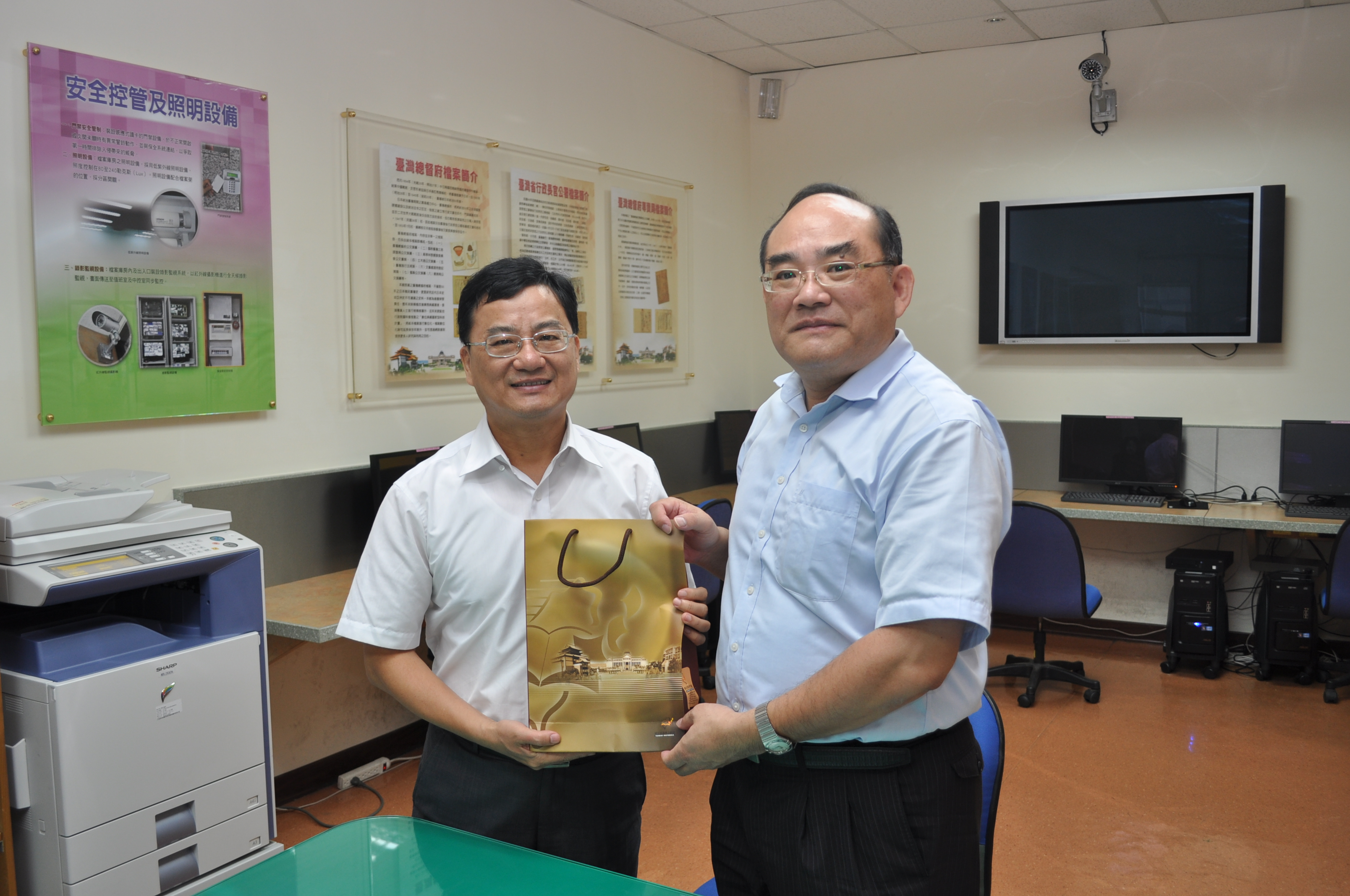 圖1：張鴻銘館長（右）致贈吳宗明分署長本館出版品